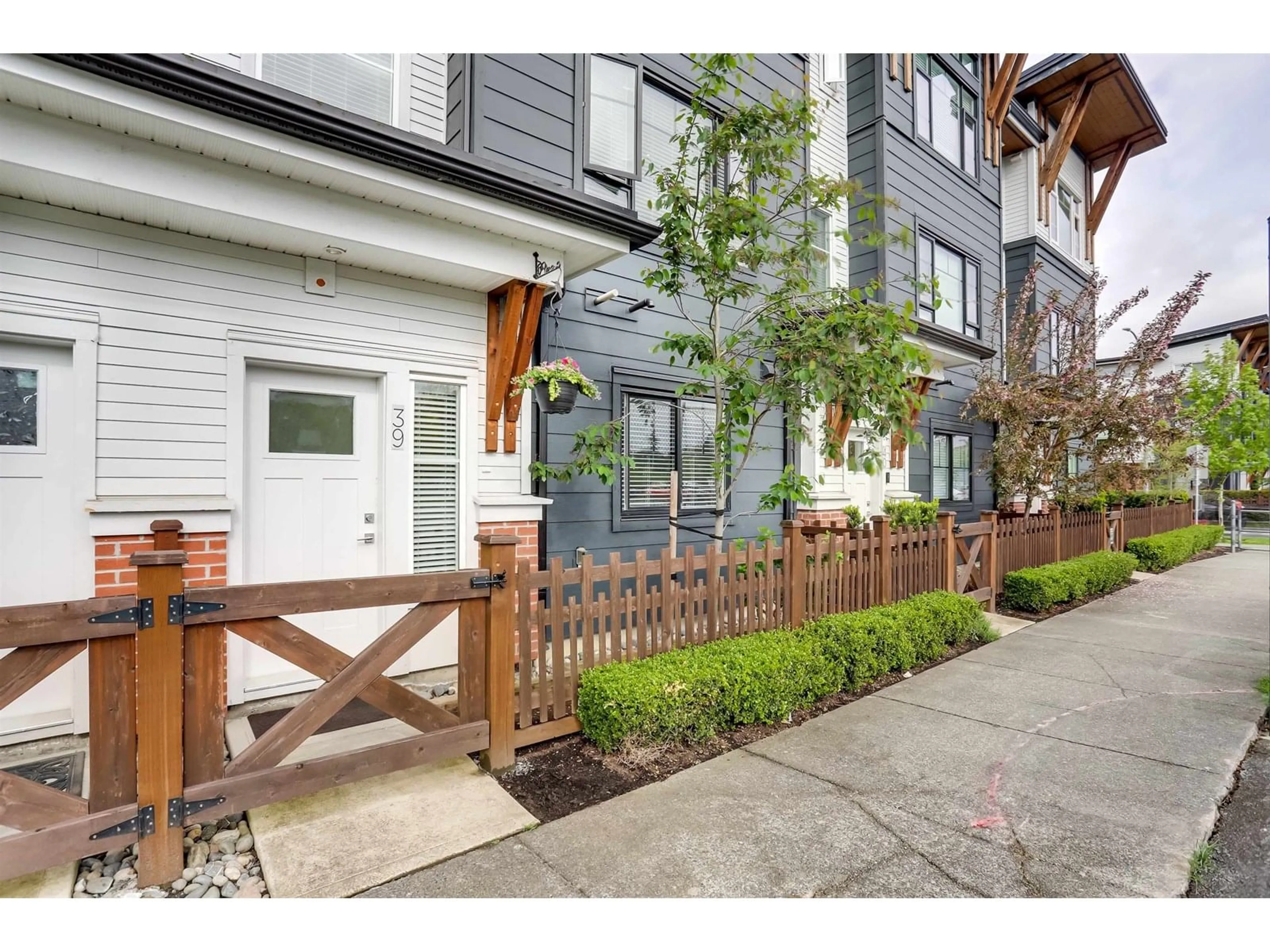 Indoor entryway for 39 - 22128 48A, Langley British Columbia V3A0L6
