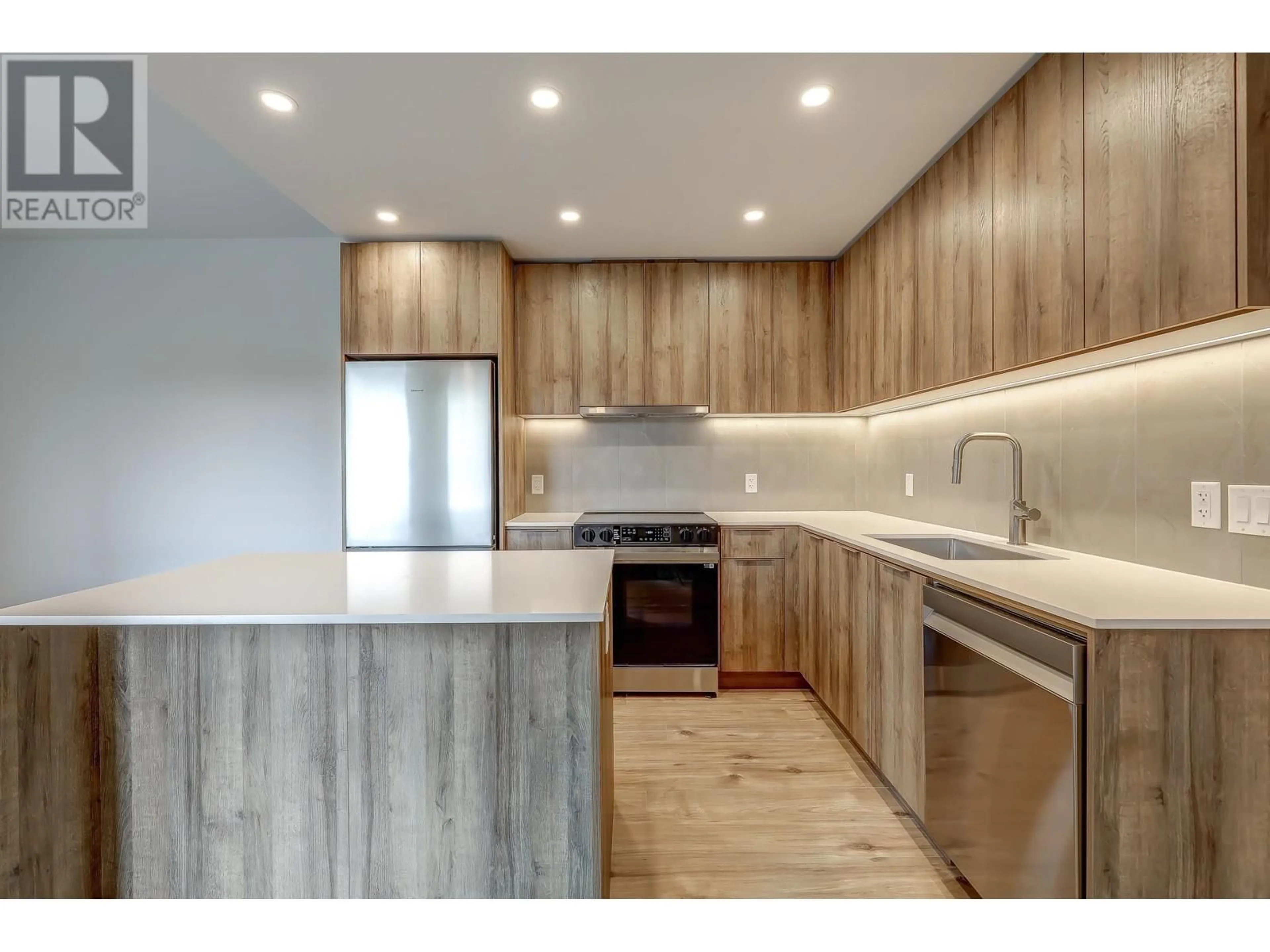 Open concept kitchen, wood/laminate floor for 517 - 3594 MALSUM DRIVE, North Vancouver British Columbia V7G0B5
