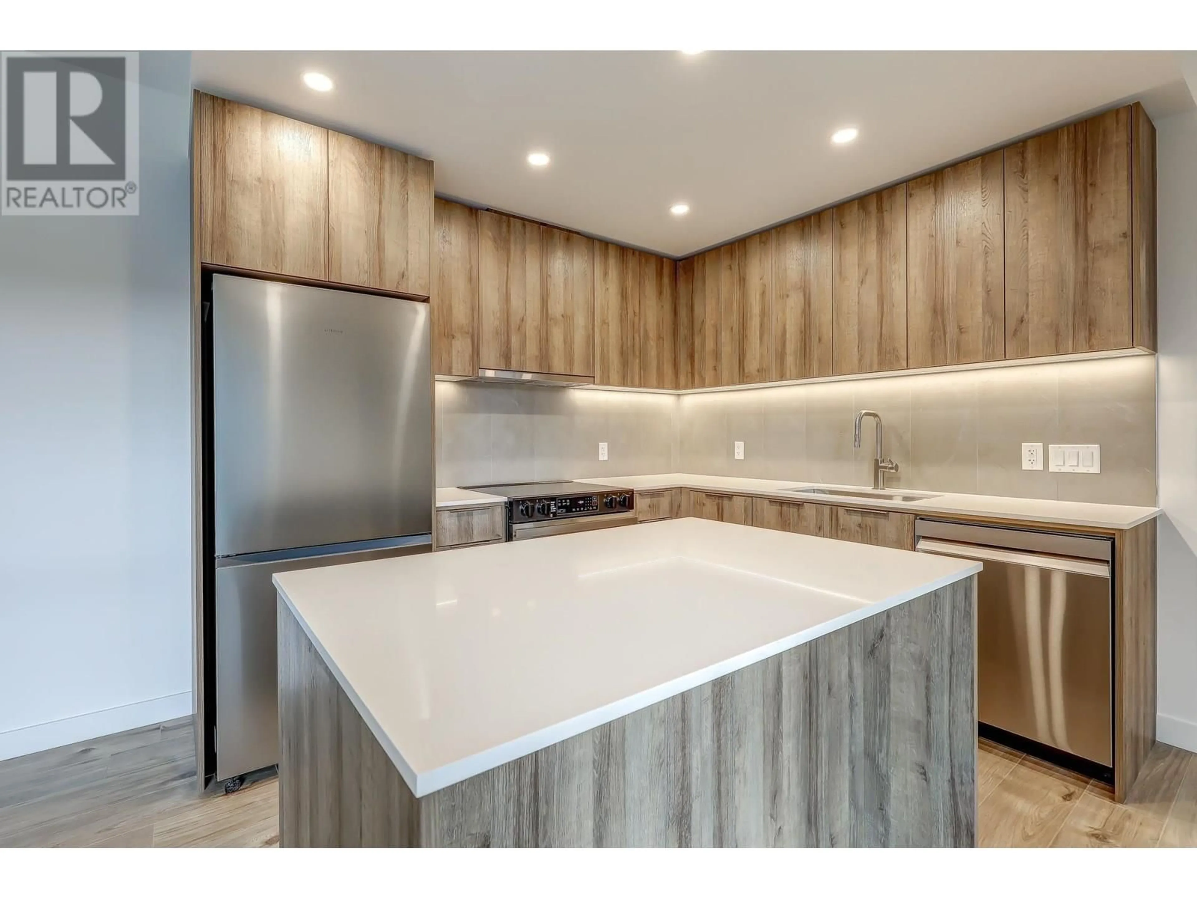 Open concept kitchen, wood/laminate floor for 517 - 3594 MALSUM DRIVE, North Vancouver British Columbia V7G0B5