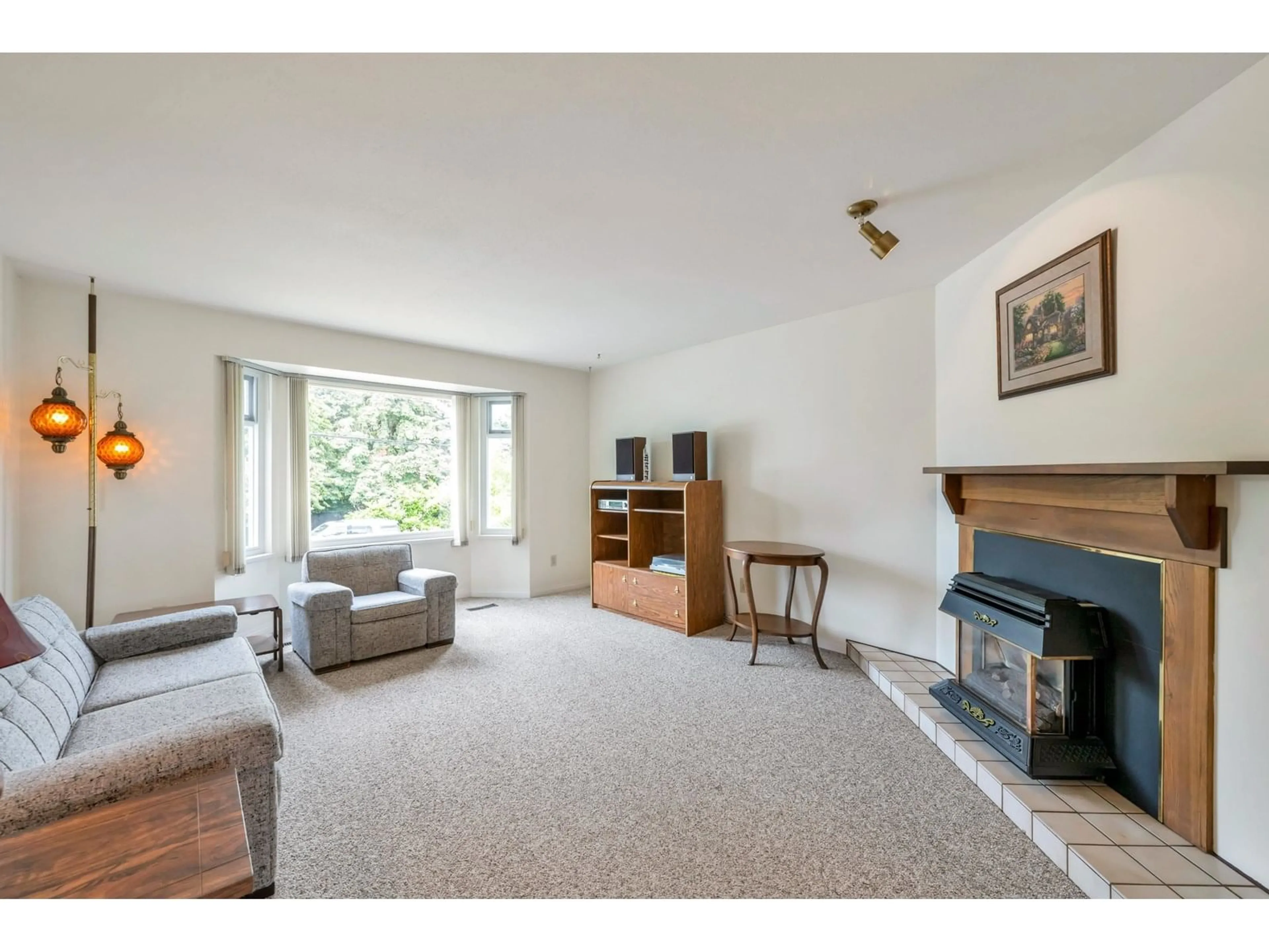 Living room with furniture, unknown for 1570 161, Surrey British Columbia V4A4X8
