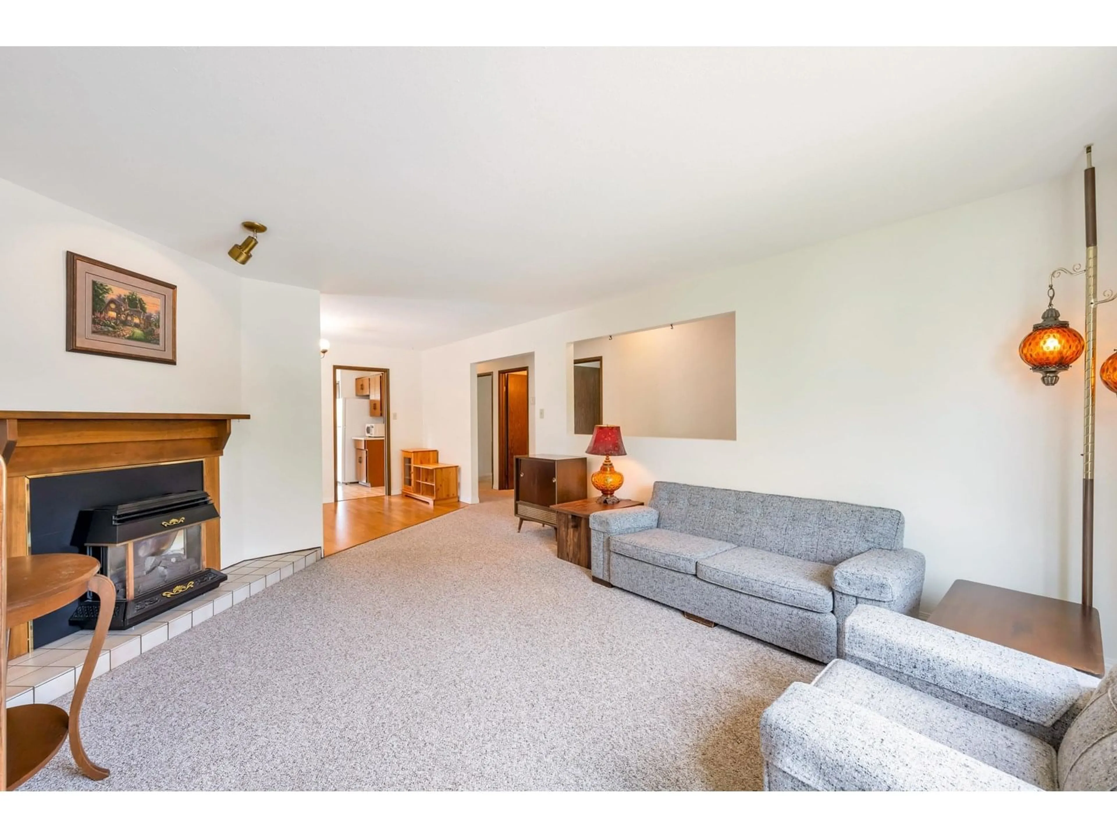 Living room with furniture, unknown for 1570 161, Surrey British Columbia V4A4X8