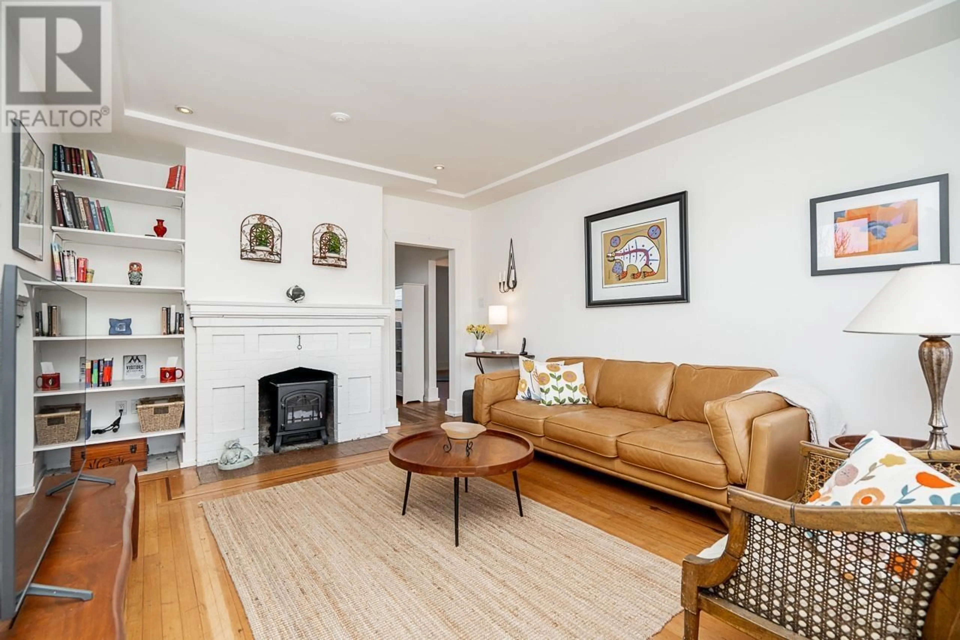 Living room with furniture, wood/laminate floor for 3415 DUNDAS STREET, Vancouver British Columbia V5K1R9