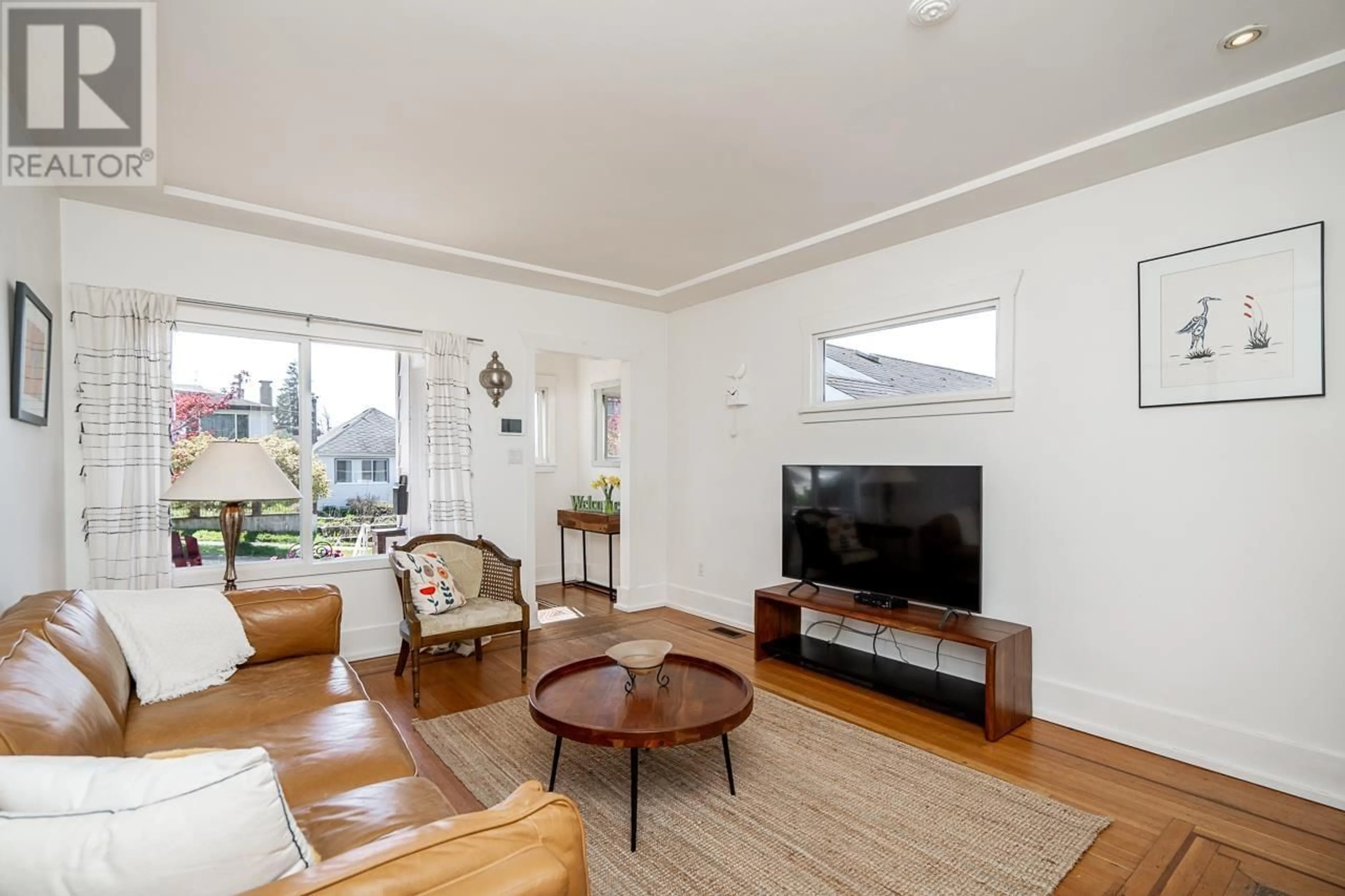 Living room with furniture, wood/laminate floor for 3415 DUNDAS STREET, Vancouver British Columbia V5K1R9