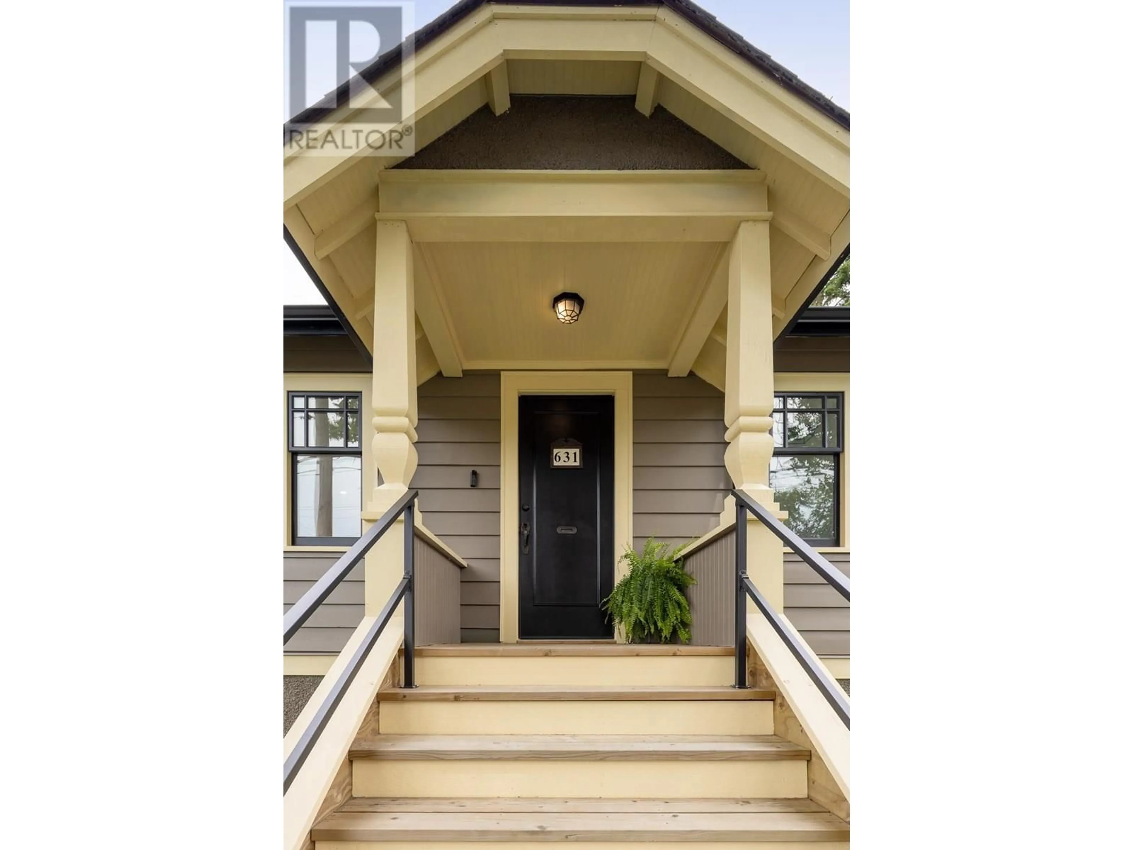 Indoor entryway for 631 SECOND STREET, New Westminster British Columbia V3L2M6