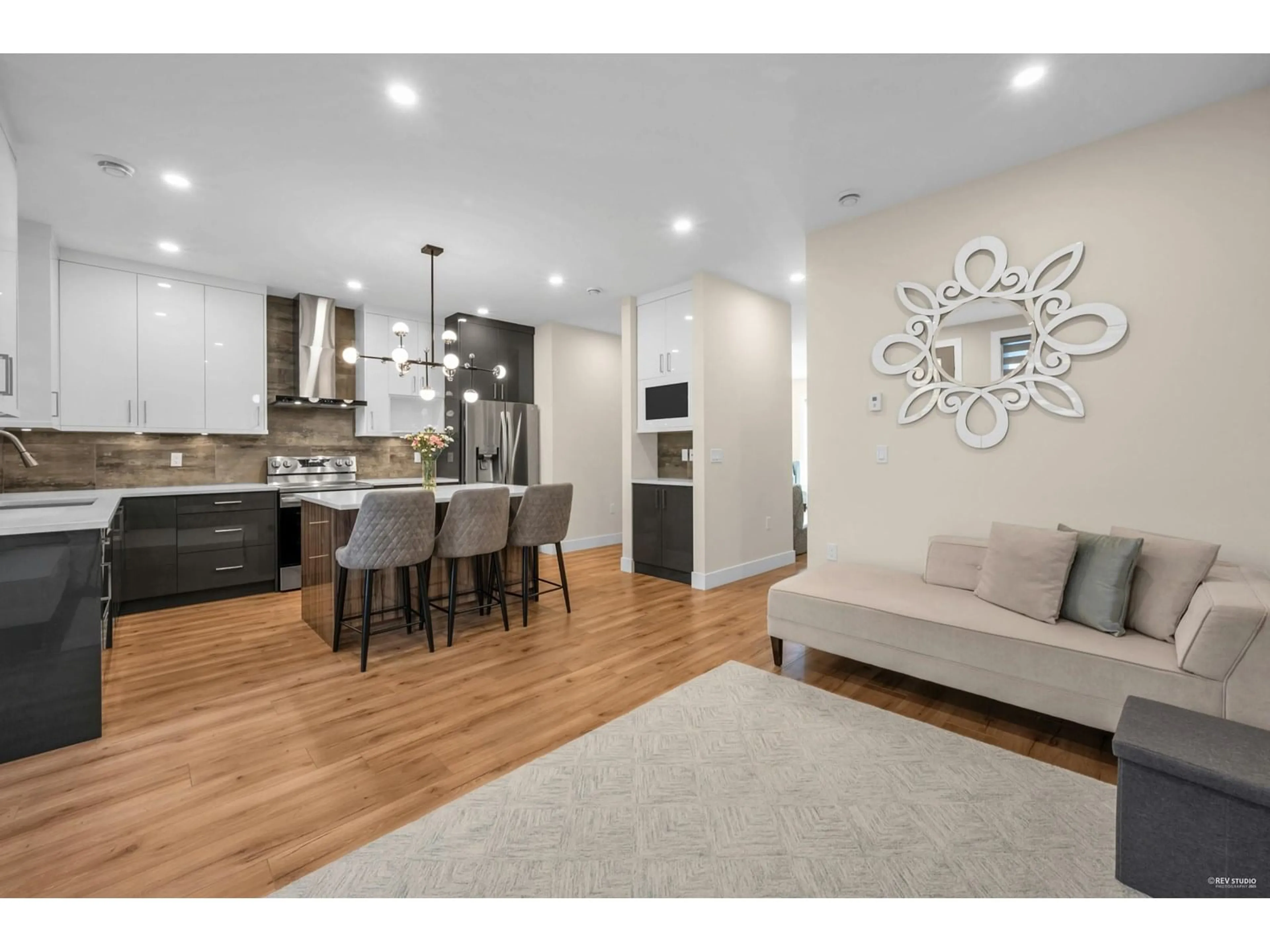 Open concept kitchen, wood/laminate floor for 12839 59, Surrey British Columbia V3X1T3