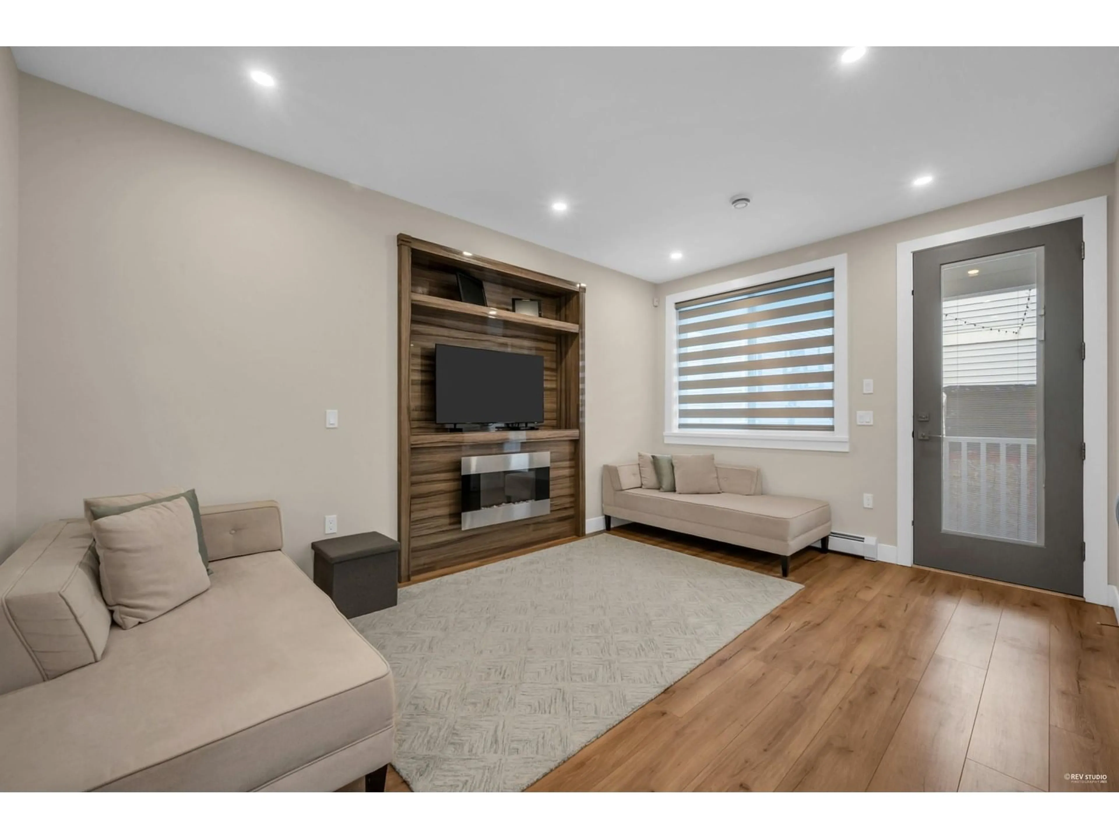 Living room with furniture, wood/laminate floor for 12839 59, Surrey British Columbia V3X1T3
