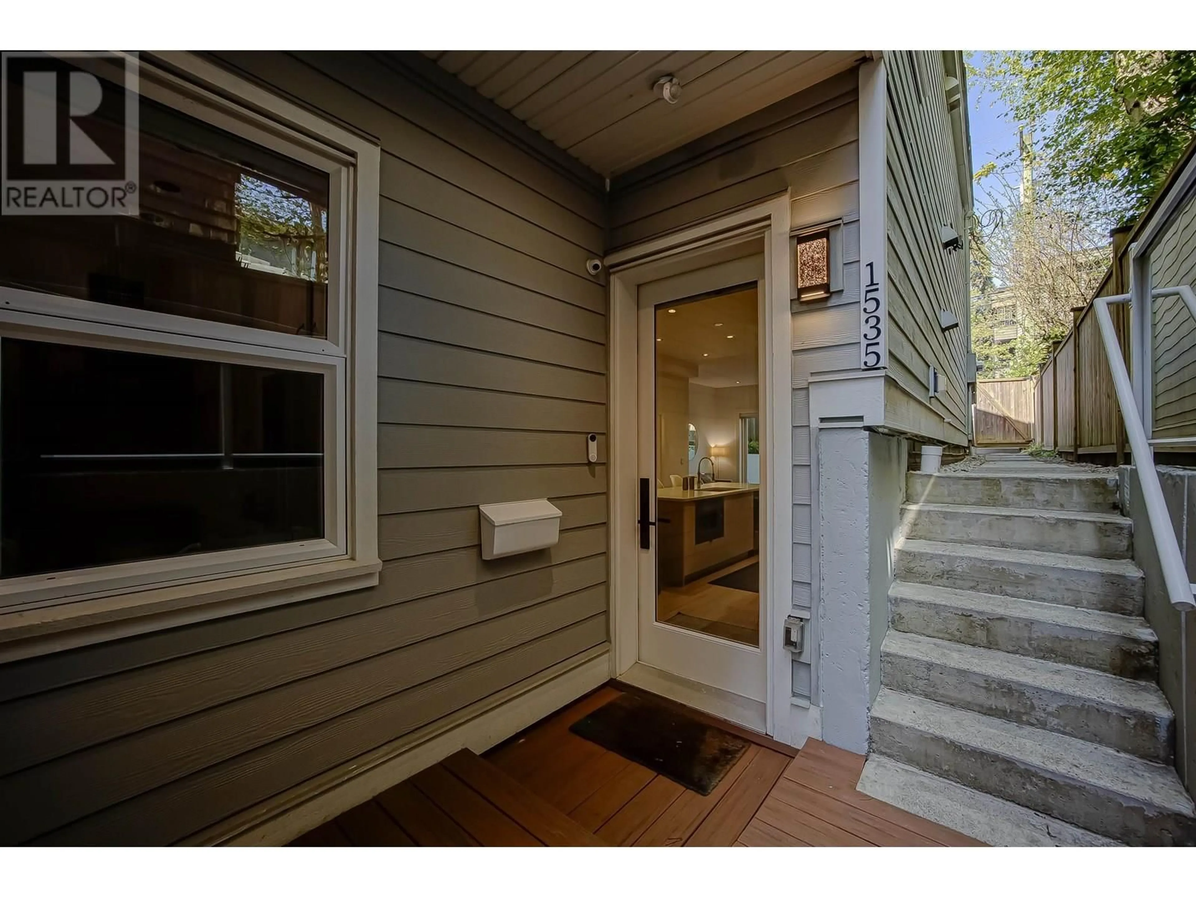 Indoor entryway for 1535 5TH AVENUE, Vancouver British Columbia V5N1L6