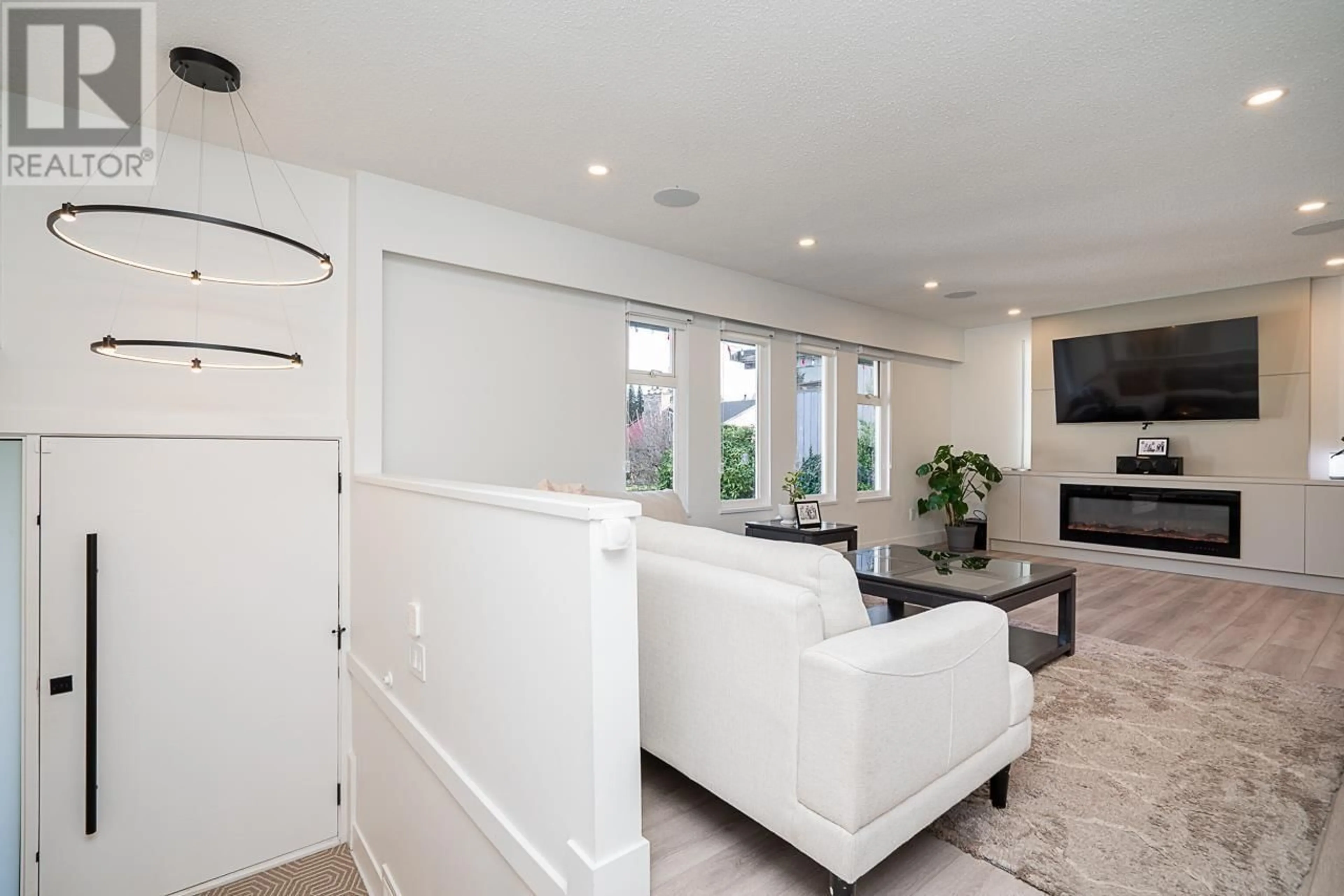 Living room with furniture, ceramic/tile floor for 615 ALLISON PLACE, New Westminster British Columbia V3L5C1