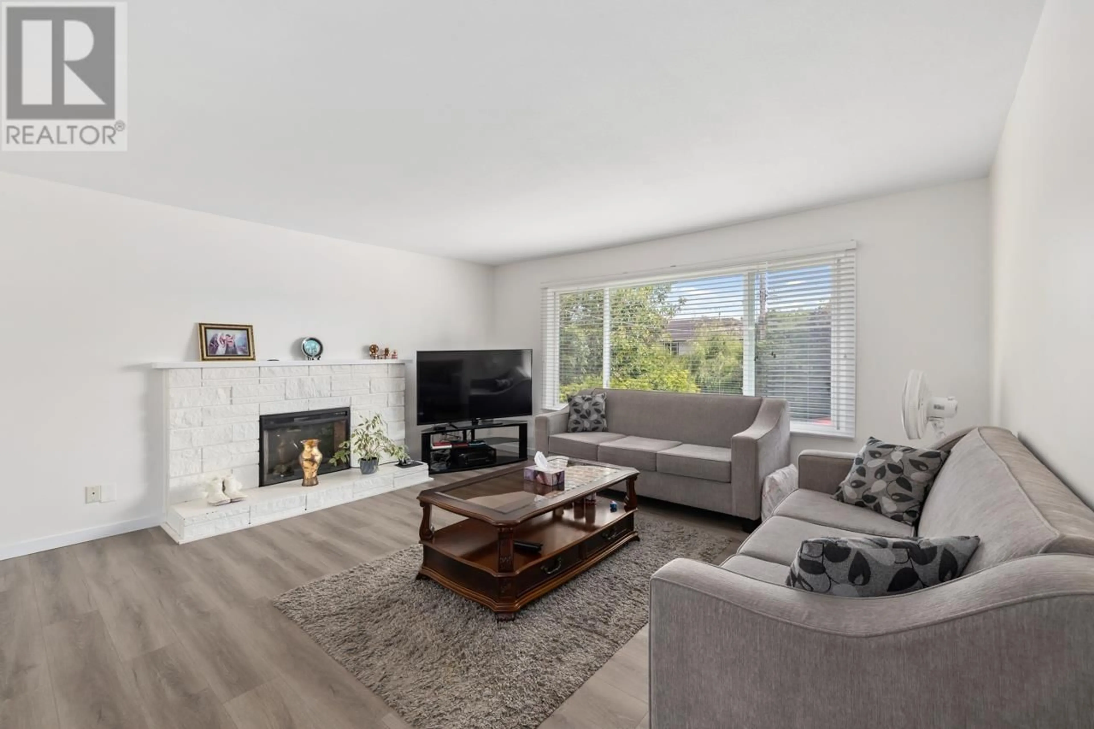 Living room with furniture, wood/laminate floor for 5483 CHESTNUT CRESCENT, Delta British Columbia V4K1J5