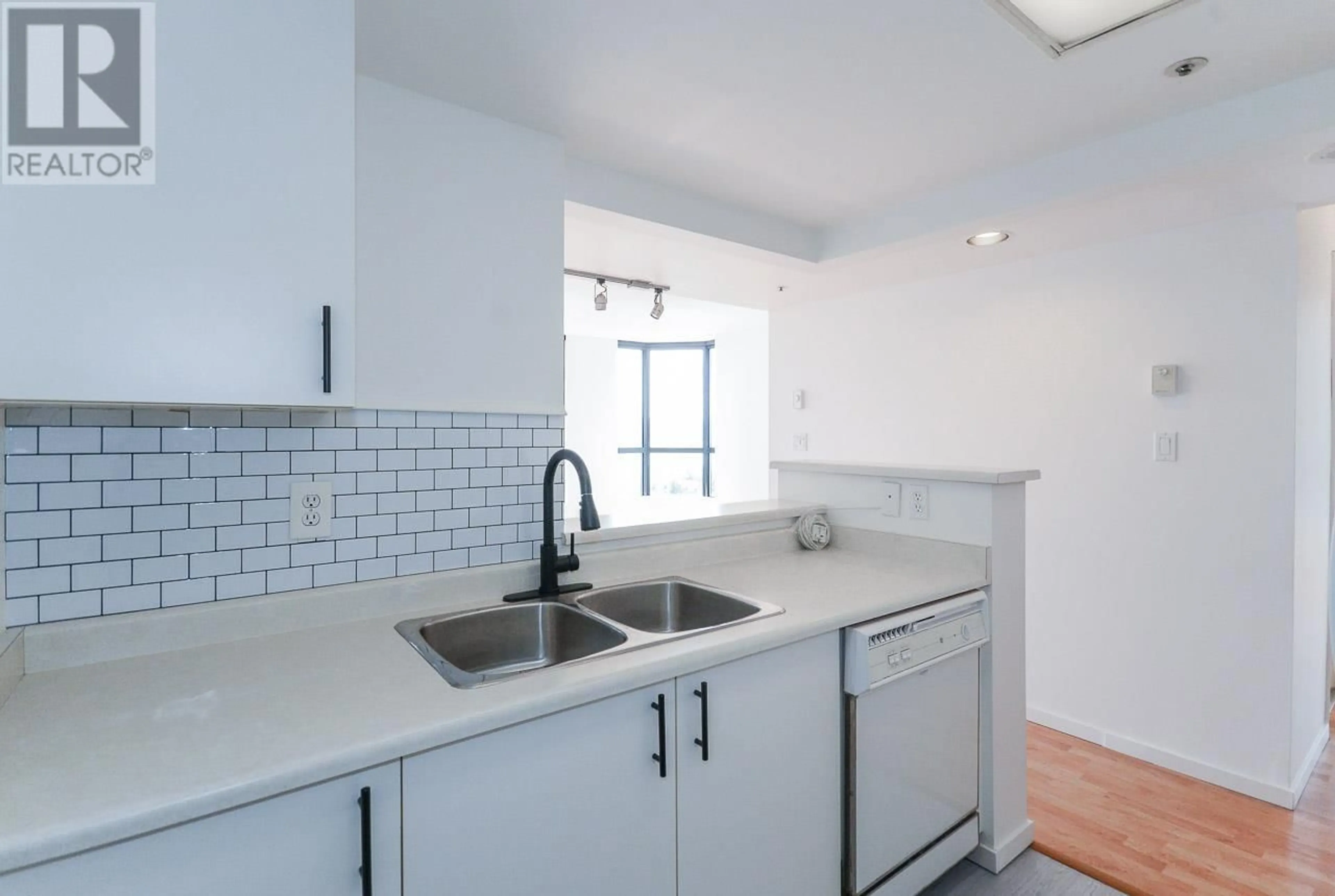 Standard kitchen, ceramic/tile floor for 1007 - 828 AGNES STREET, New Westminster British Columbia V3M6R4