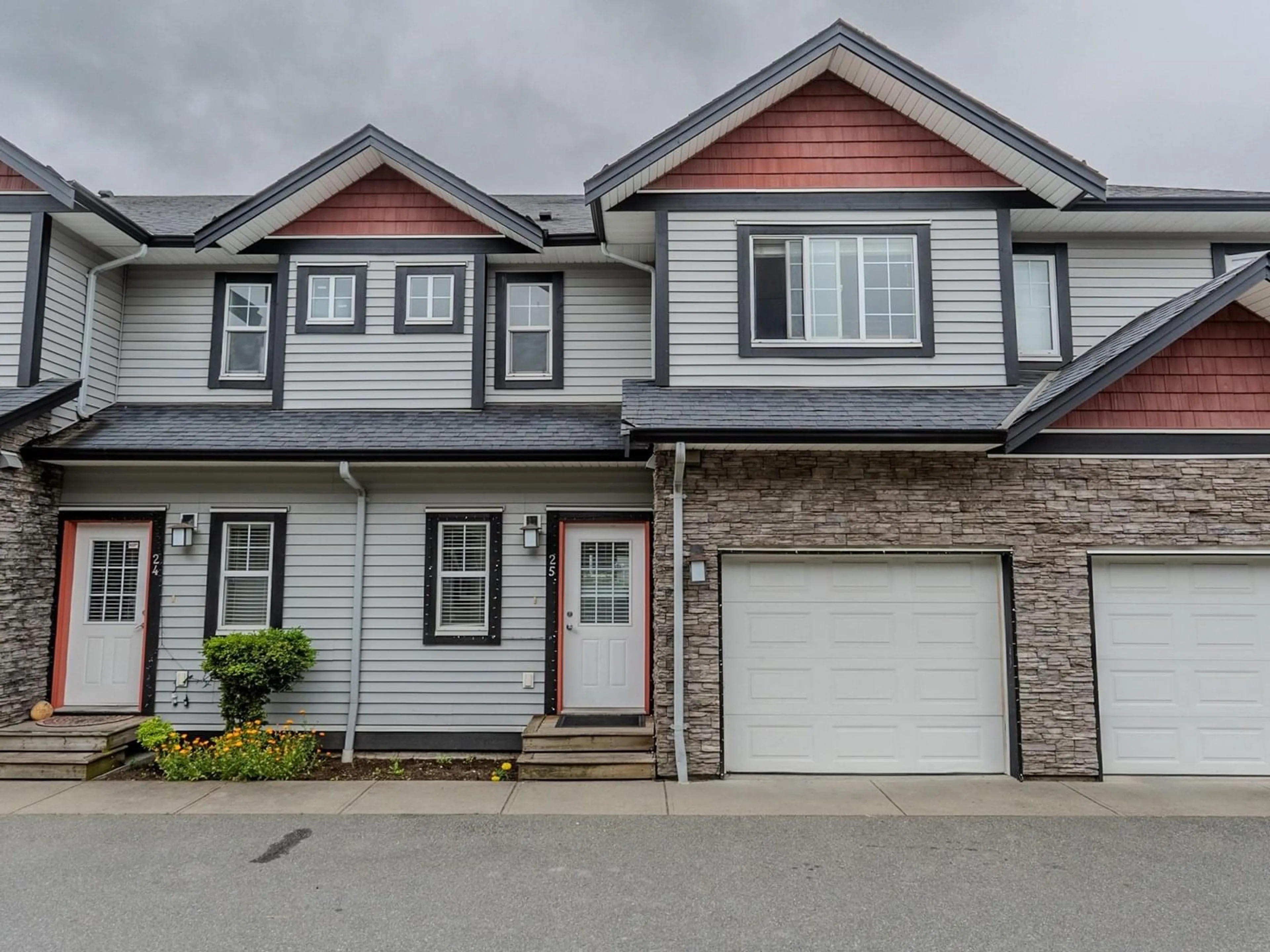 Home with vinyl exterior material, street for 25 - 31235 UPPER MACLURE, Abbotsford British Columbia V2T0B2