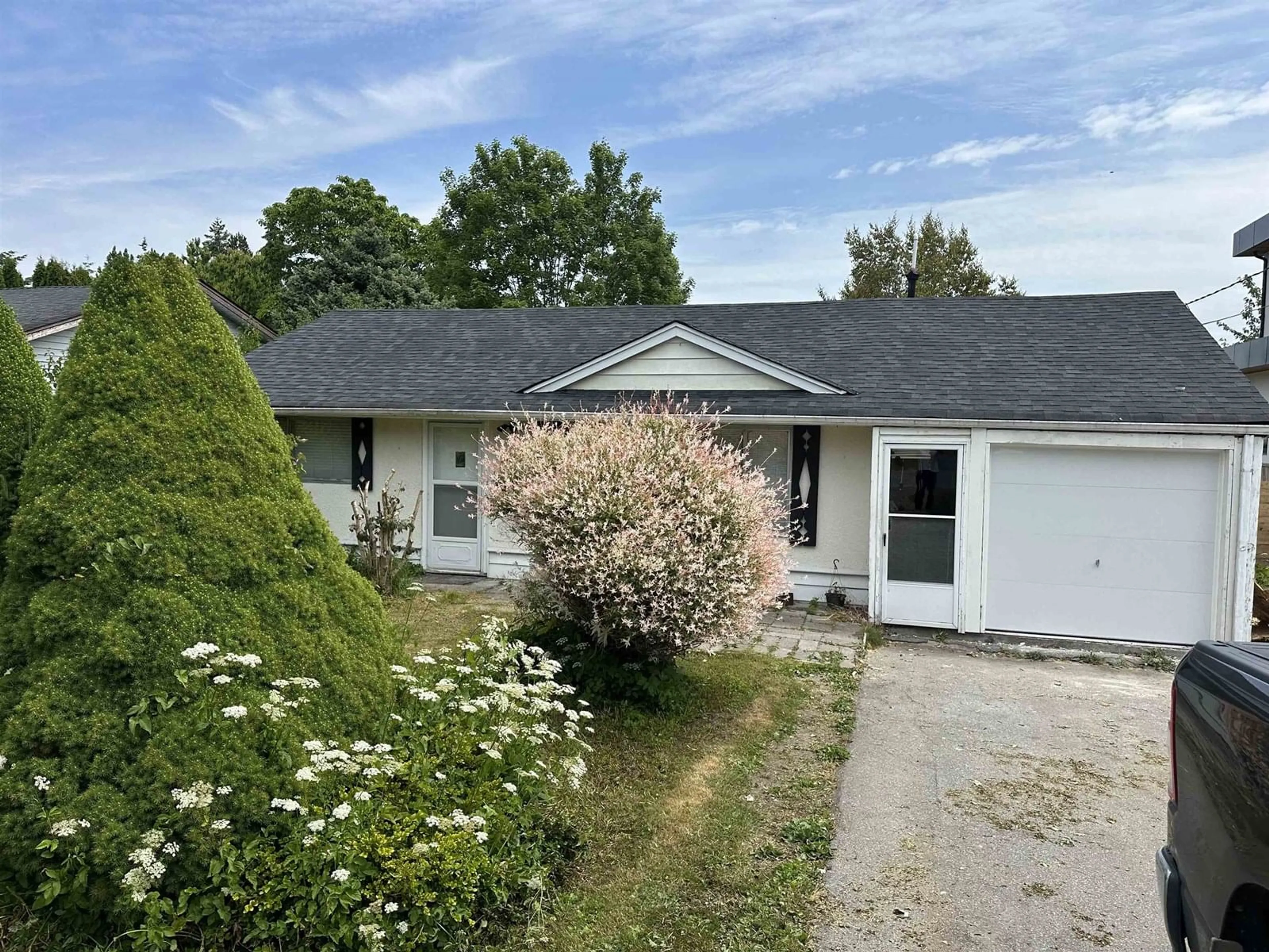A pic from outside/outdoor area/front of a property/back of a property/a pic from drone, street for 1356 LEE, White Rock British Columbia V4B4P8