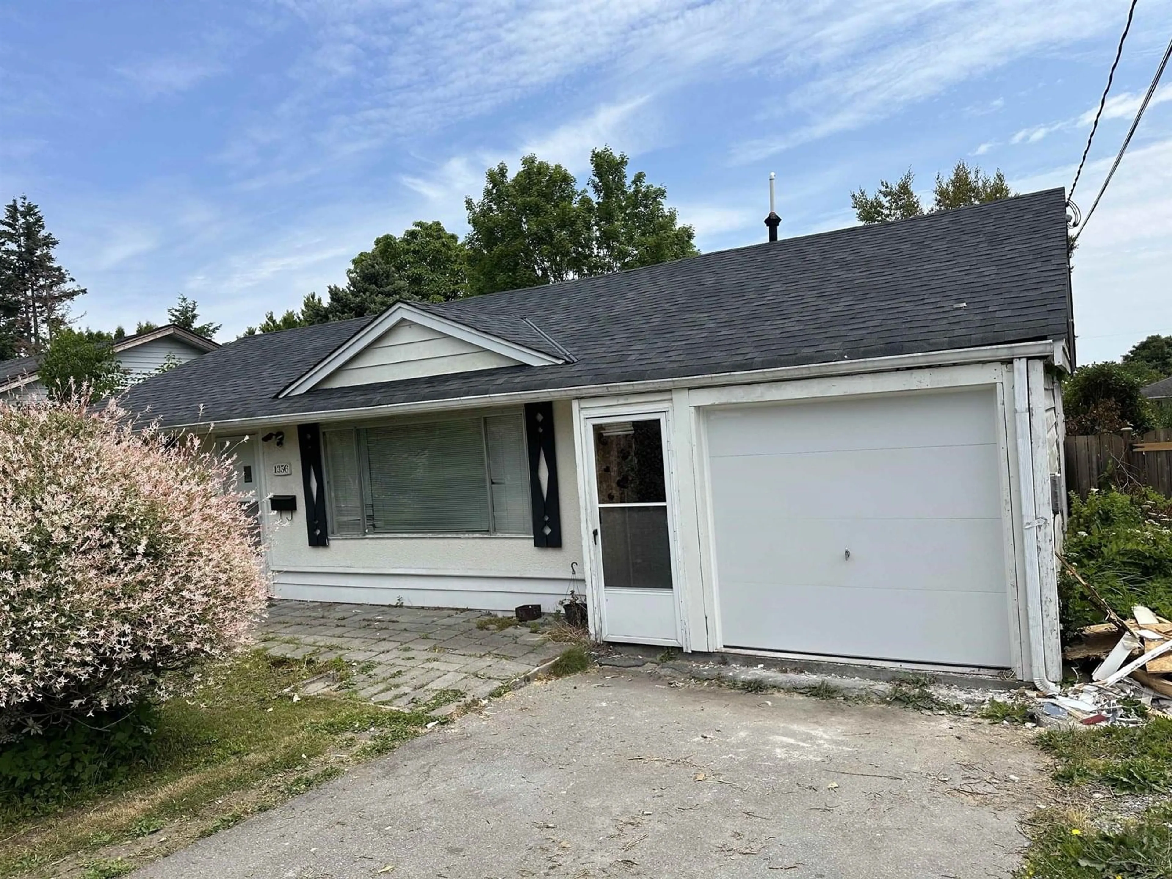 Home with vinyl exterior material, street for 1356 LEE, White Rock British Columbia V4B4P8