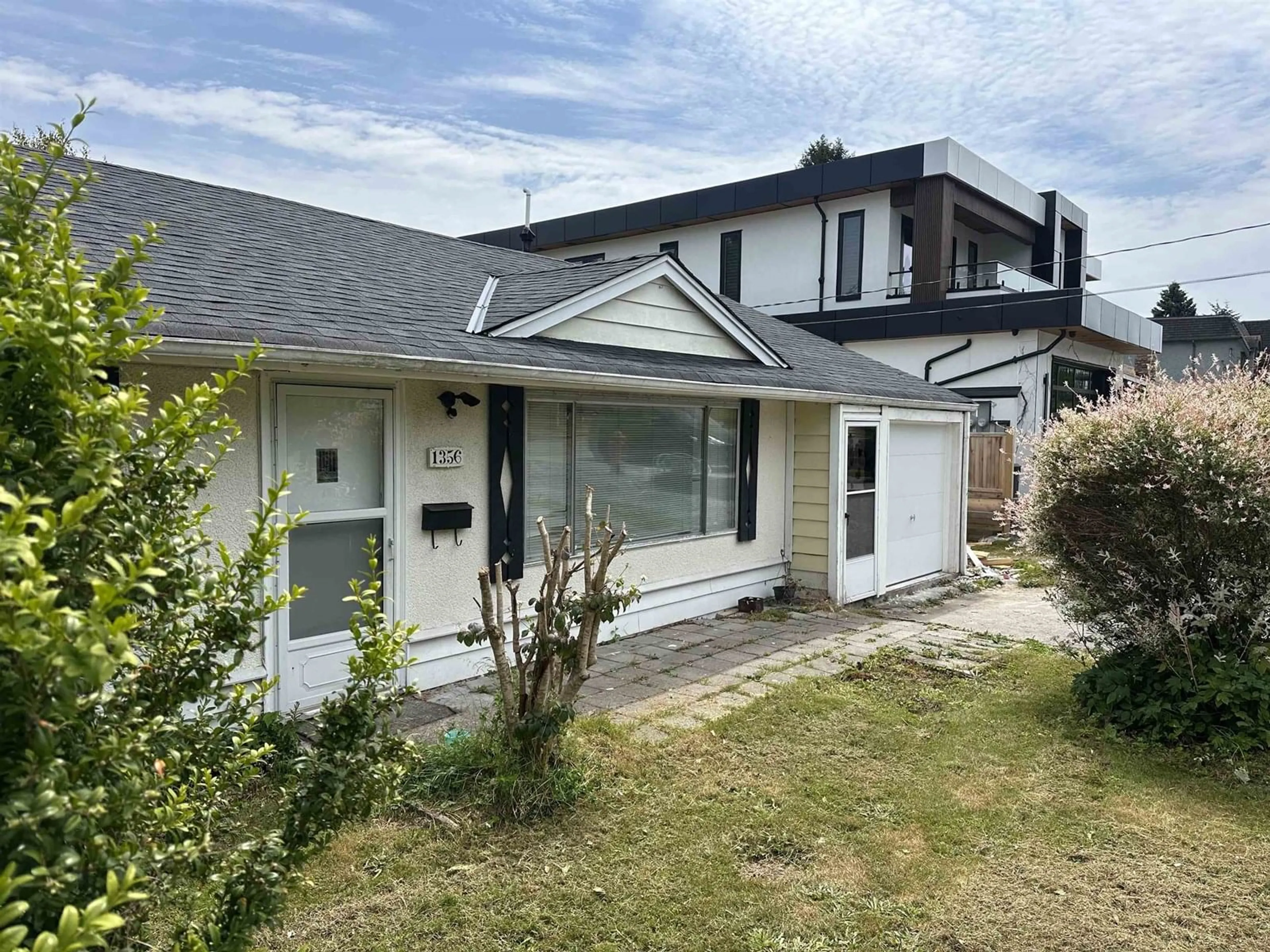 Home with vinyl exterior material, street for 1356 LEE, White Rock British Columbia V4B4P8