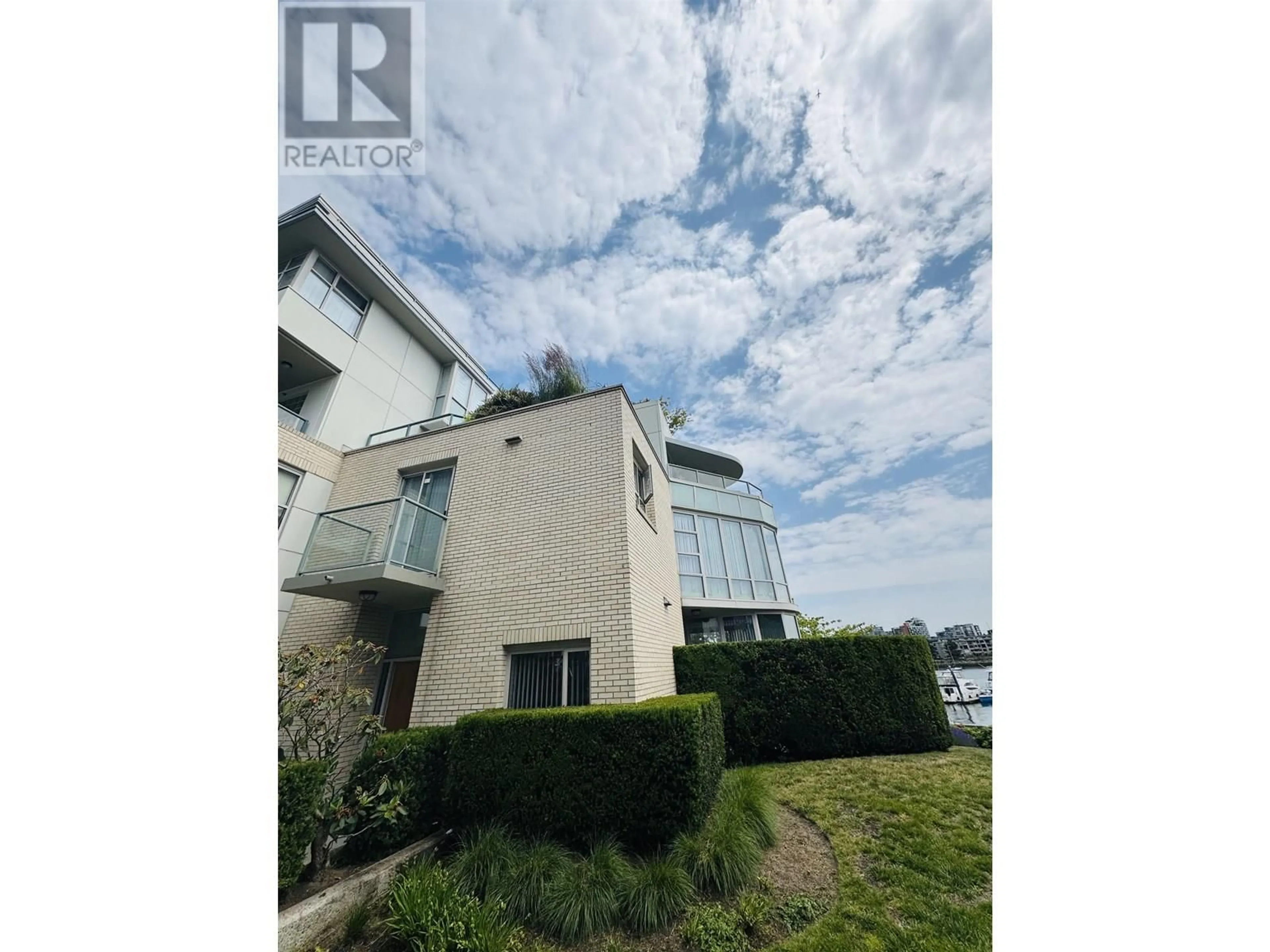 A pic from outside/outdoor area/front of a property/back of a property/a pic from drone, unknown for 122 - 1228 MARINASIDE CRESCENT, Vancouver British Columbia V6Z2W4