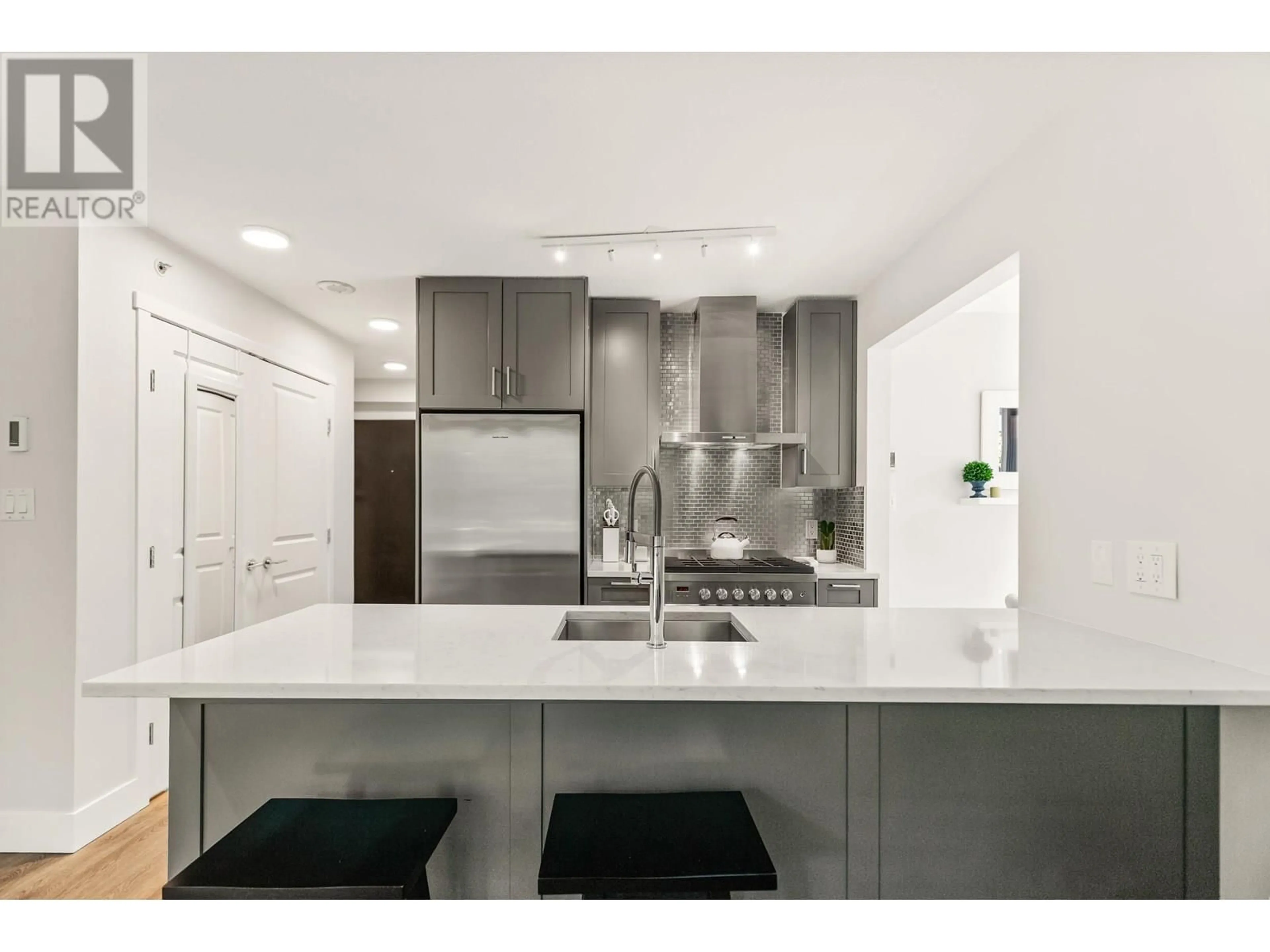 Open concept kitchen, ceramic/tile floor for 202 - 1001 RICHARDS STREET, Vancouver British Columbia V6B1J6