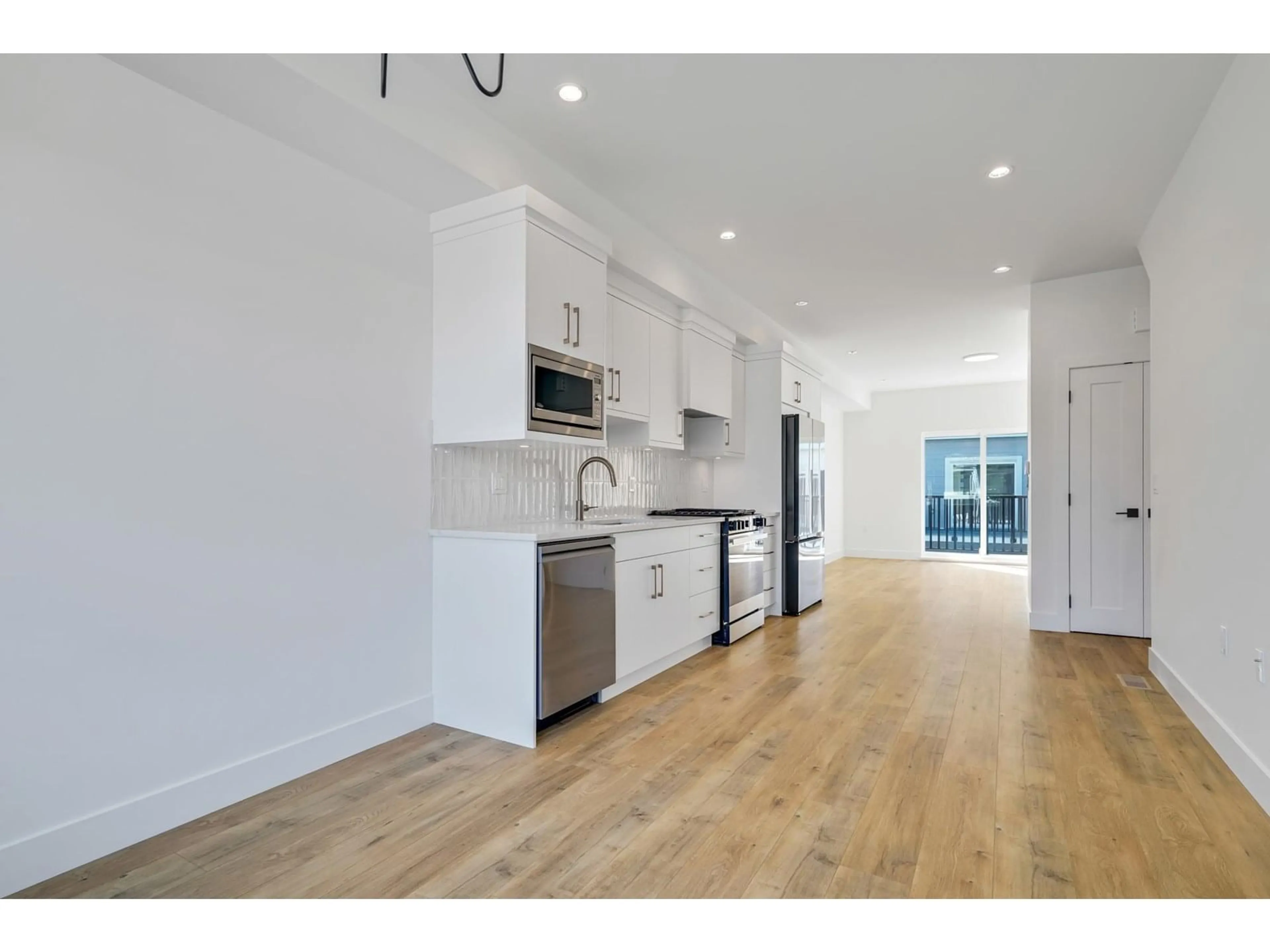 Open concept kitchen, wood/laminate floor for 11 - 12770 105, Surrey British Columbia V3V0H2