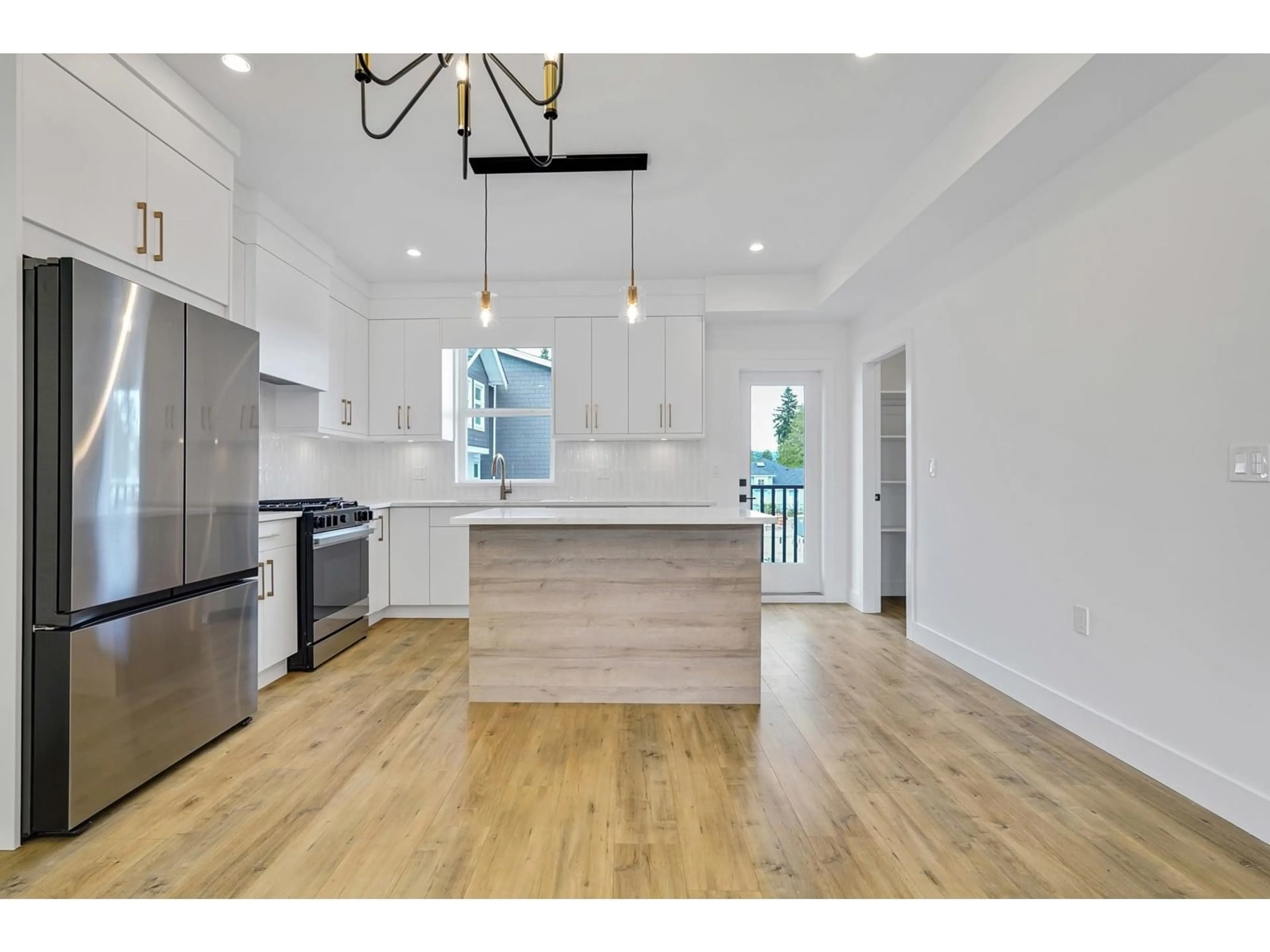 Open concept kitchen, wood/laminate floor for 24 - 12770 105, Surrey British Columbia V3V0H2