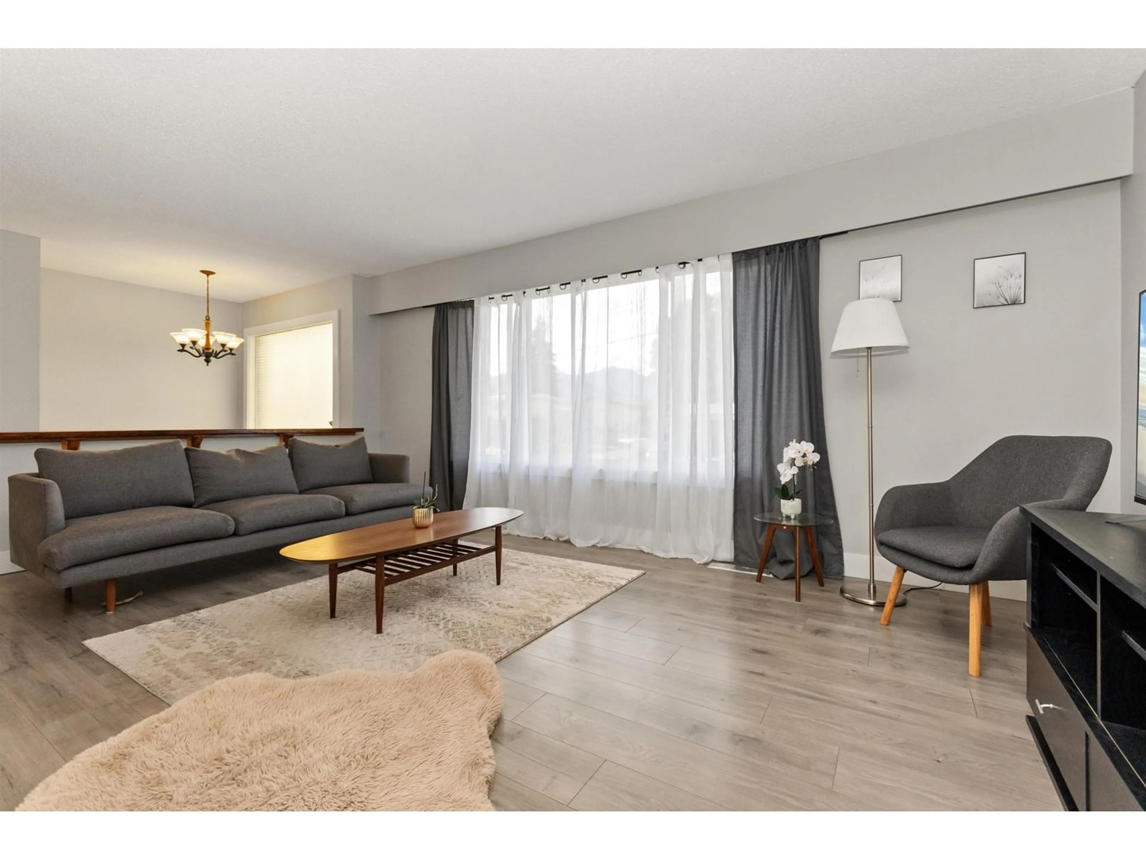 Living room with furniture, wood/laminate floor for 9476 PAULA CRESCENT, Chilliwack British Columbia V2P6H2