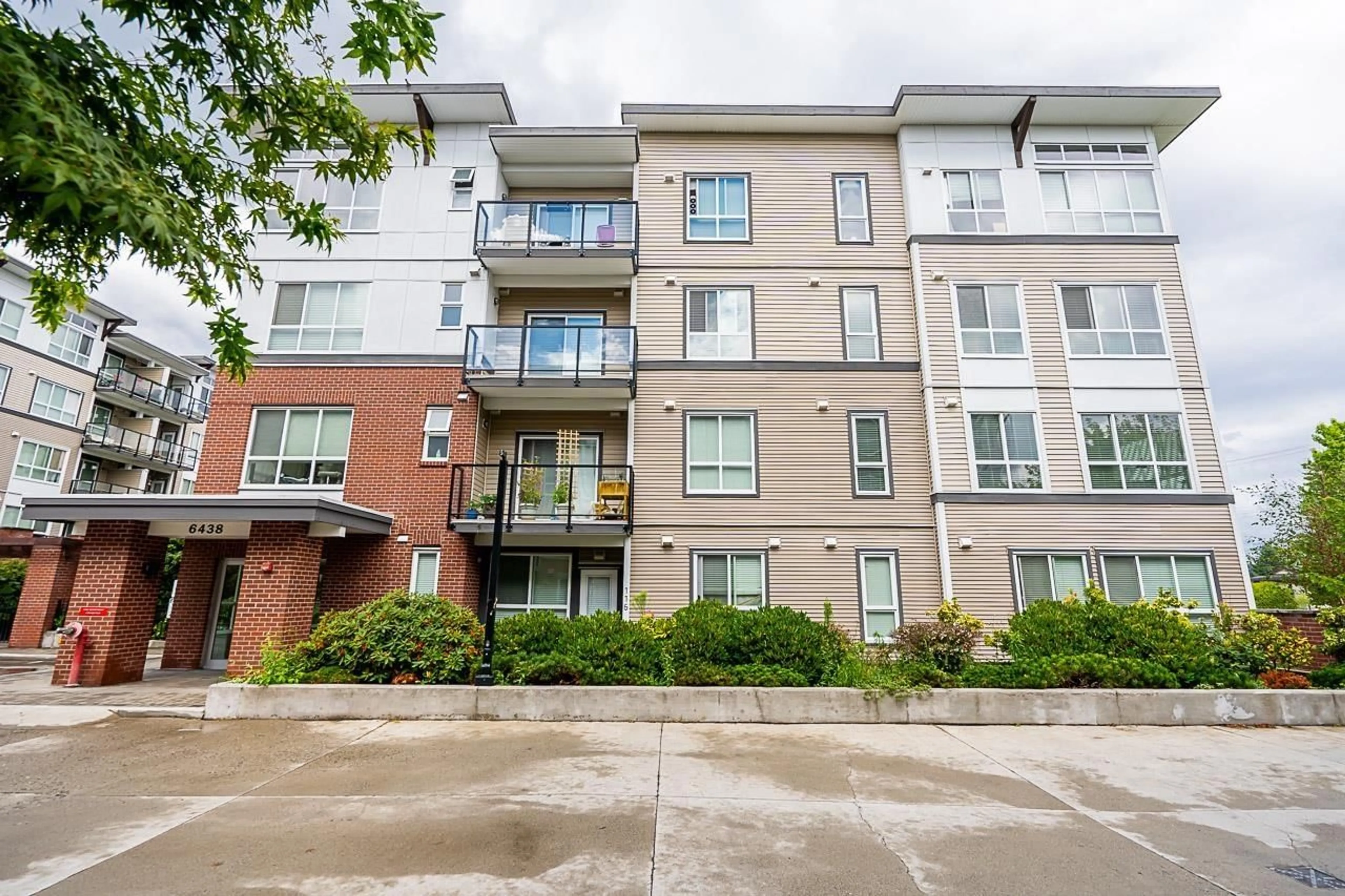 Patio, unknown for 202 - 6438 195A, Surrey British Columbia V4N6R5