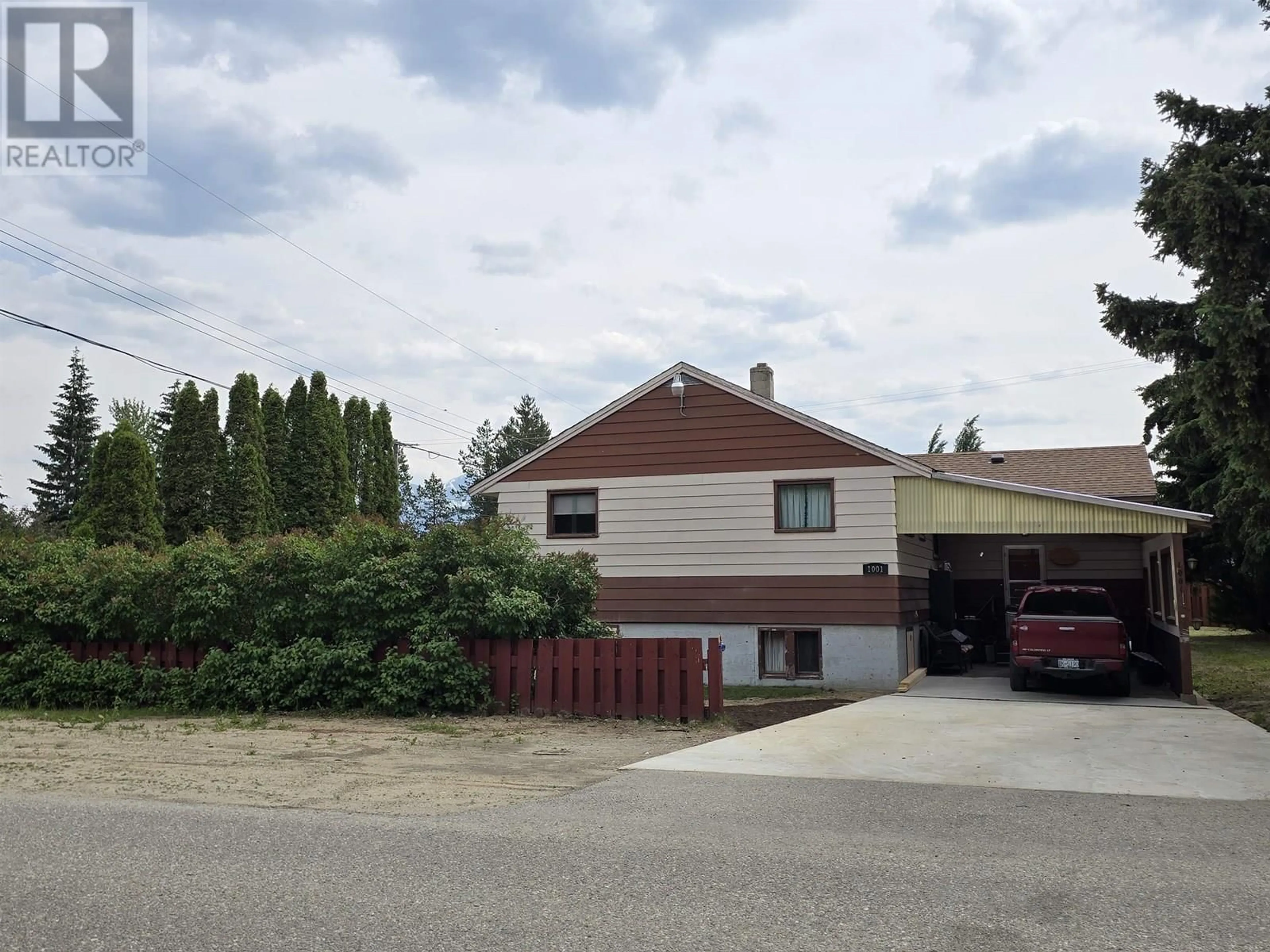 A pic from outside/outdoor area/front of a property/back of a property/a pic from drone, street for 1001 7TH AVENUE, Valemount British Columbia V0E2Z0