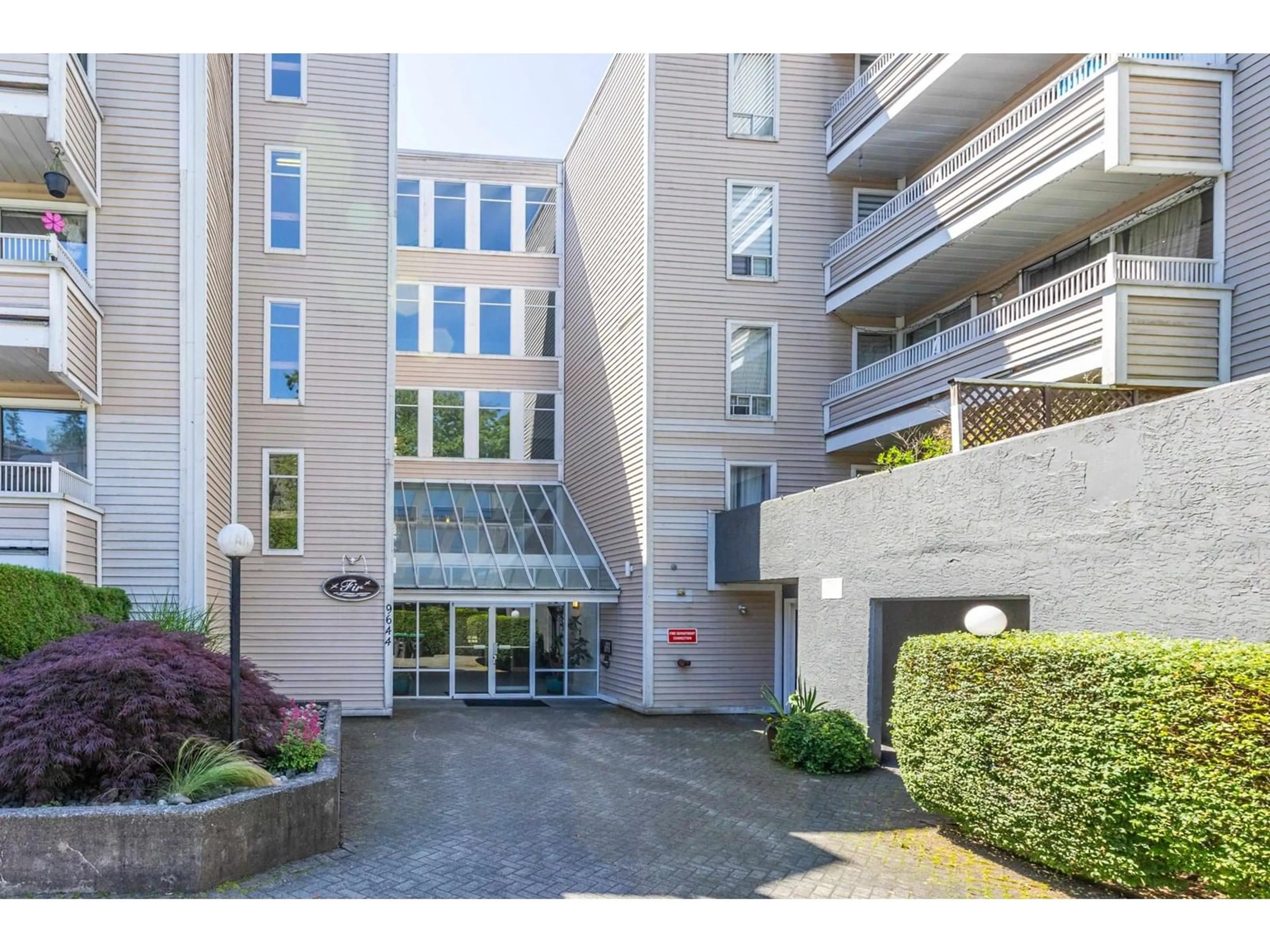 Indoor foyer for 306 - 9644 134, Surrey British Columbia V3T5M3