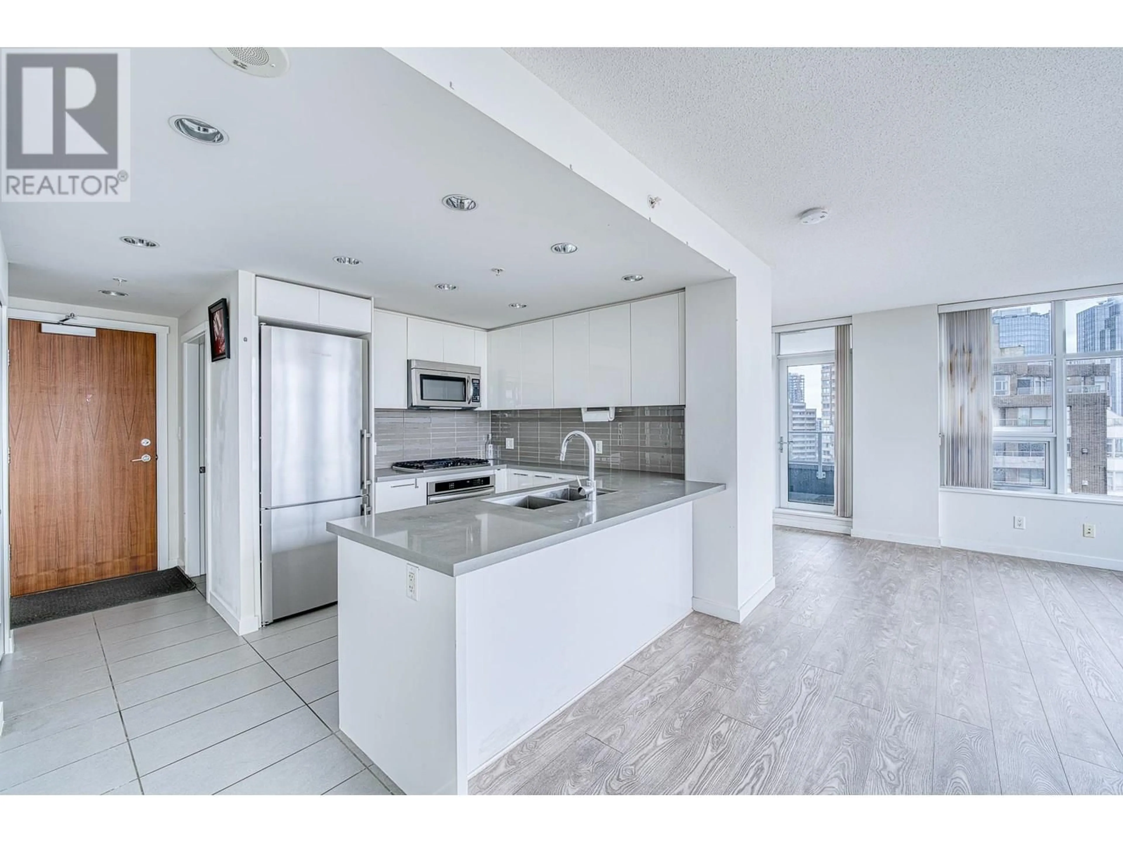Open concept kitchen, ceramic/tile floor for 1802 - 4880 BENNETT STREET, Burnaby British Columbia V5H0C1