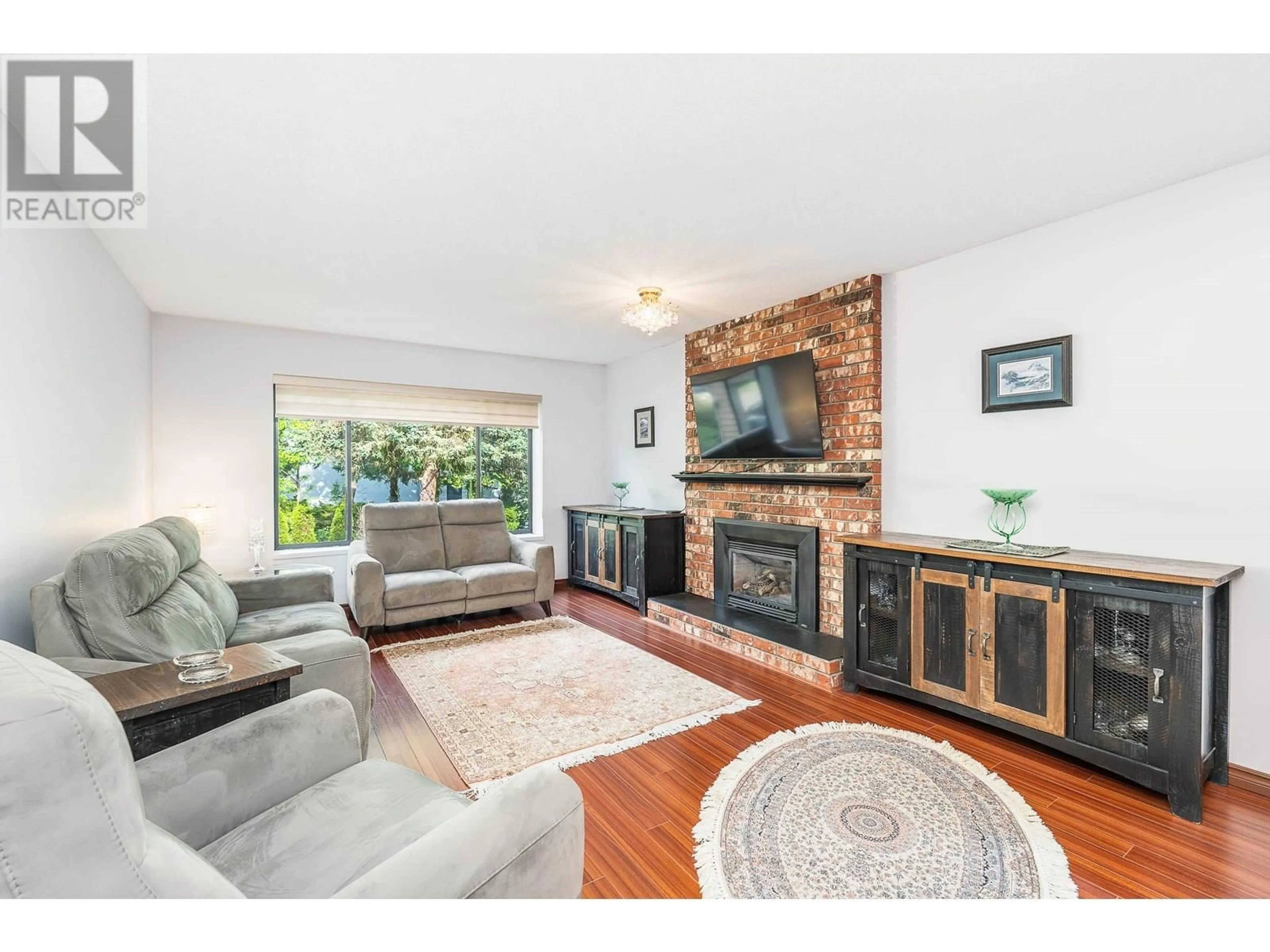 Living room with furniture, wood/laminate floor for 966 HOSMER COURT, Coquitlam British Columbia V3C4T8