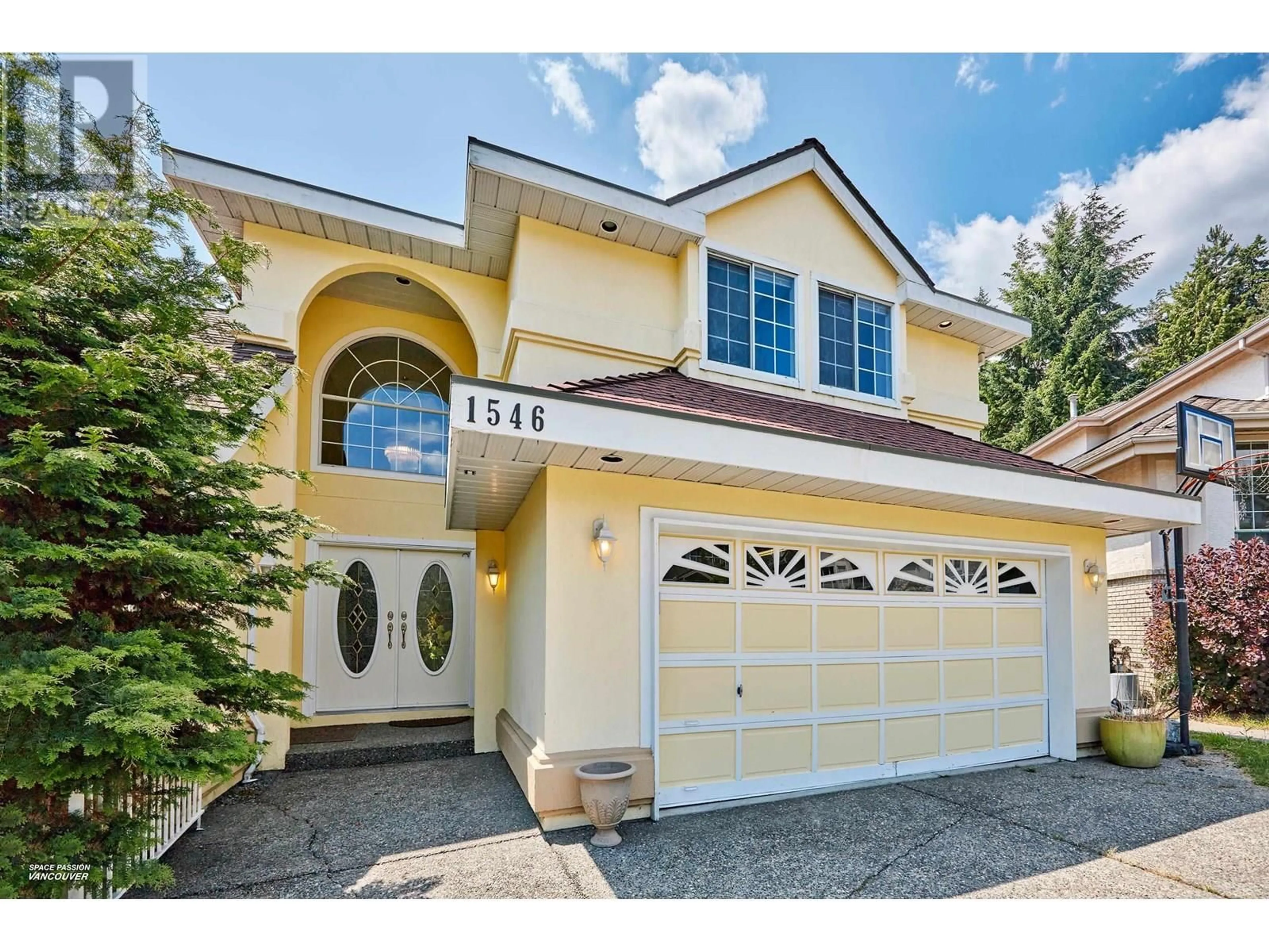 Home with vinyl exterior material, street for 1546 BIGLEAF COURT, Coquitlam British Columbia V3E2V8