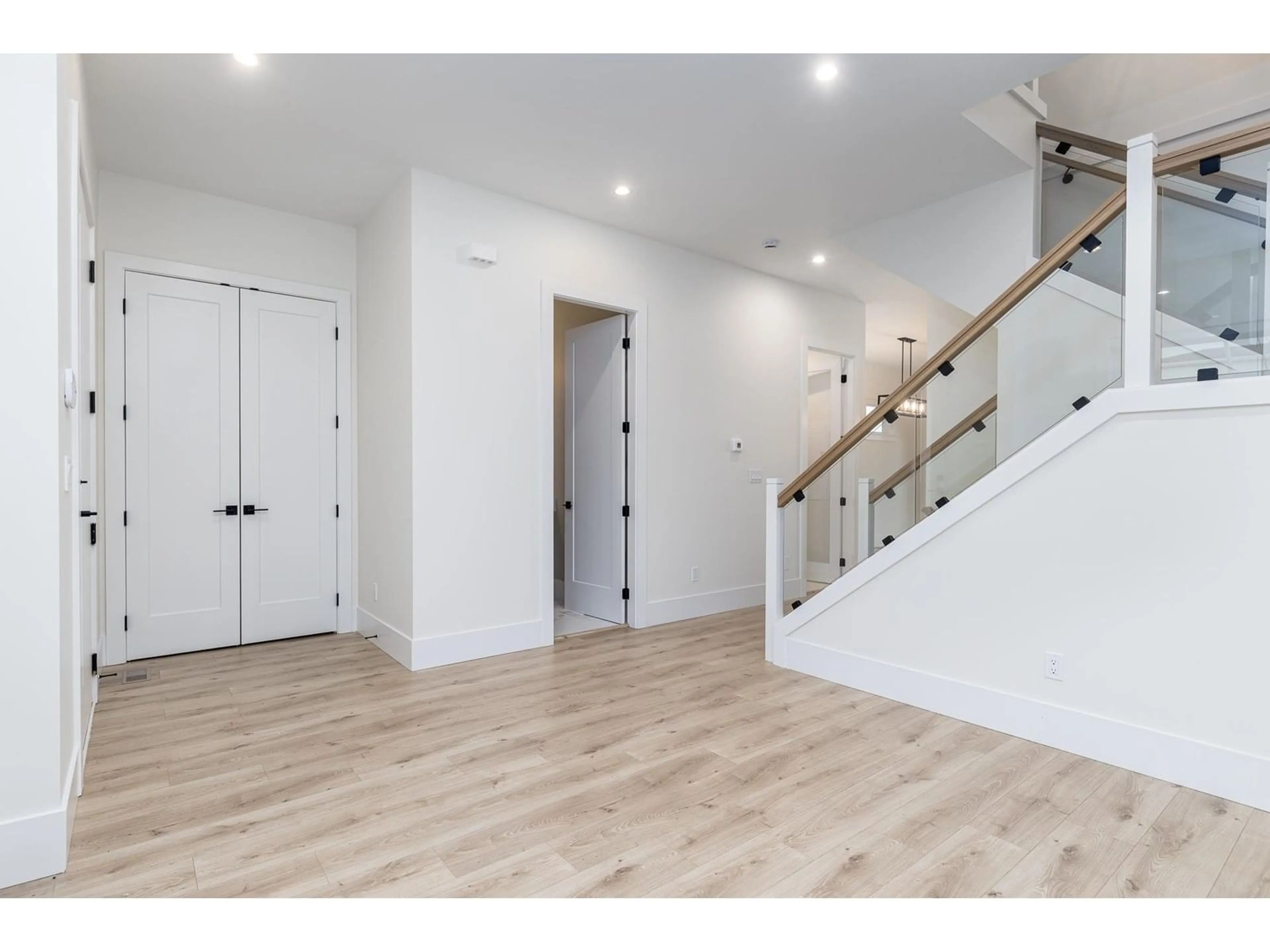 Indoor entryway for 16732 20A, Surrey British Columbia V3Z1J4