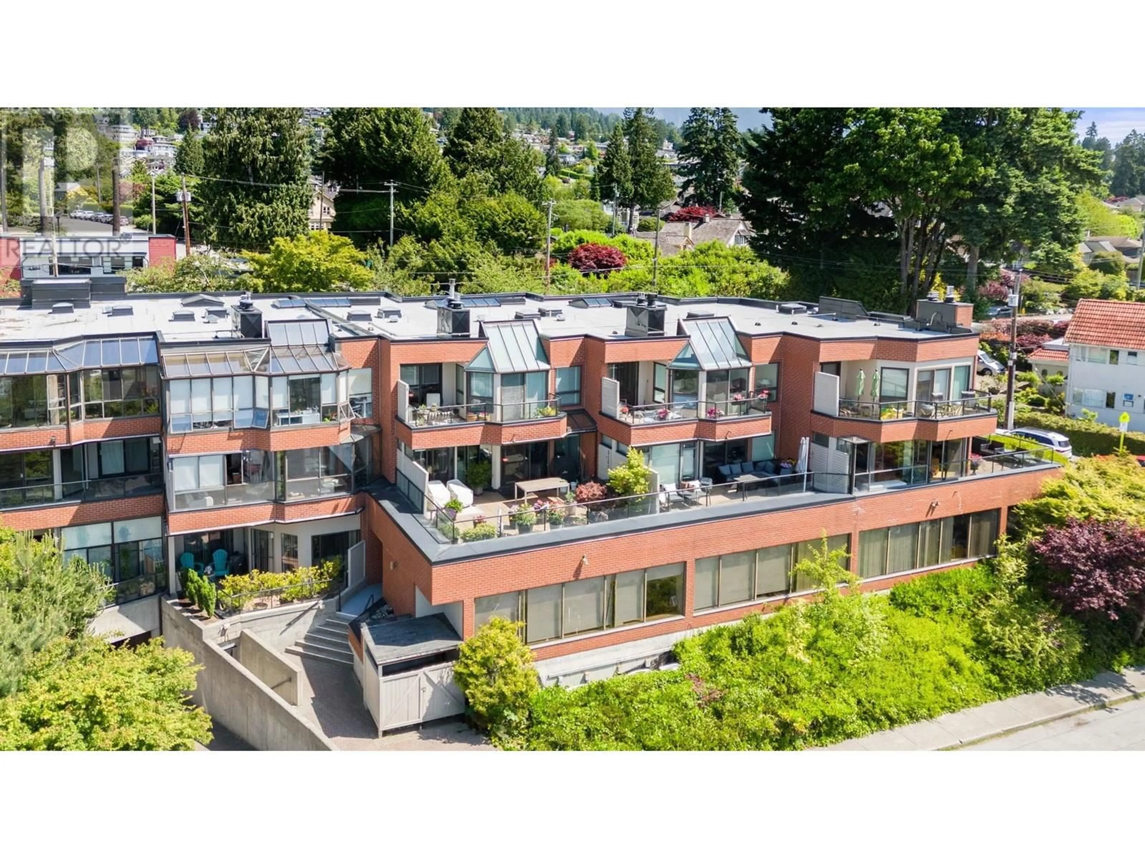A pic from outside/outdoor area/front of a property/back of a property/a pic from drone, unknown for 201 - 2408 HAYWOOD AVENUE, West Vancouver British Columbia V7V1Y1