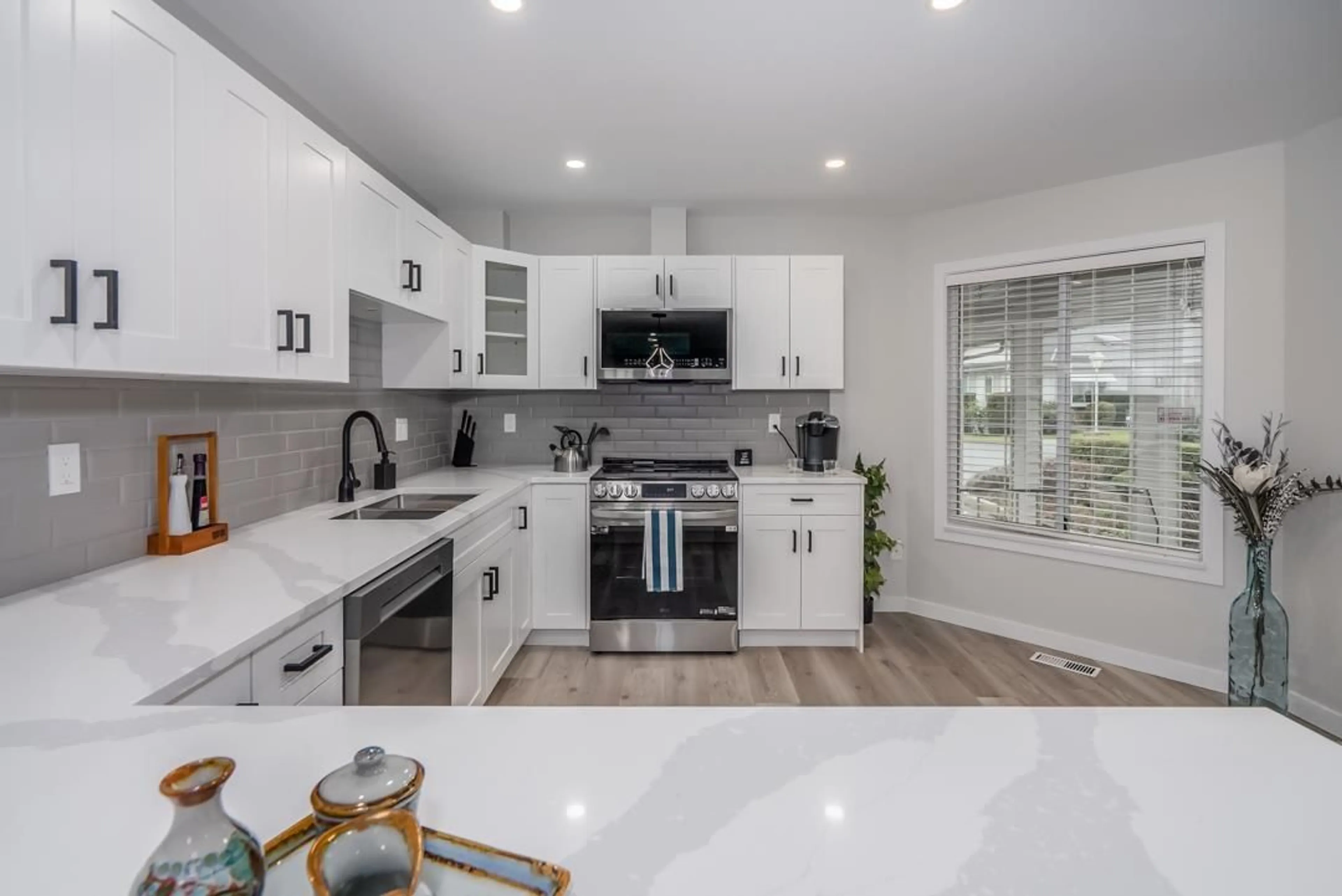 Open concept kitchen, ceramic/tile floor for 35 - 3055 TRAFALGAR, Abbotsford British Columbia V2S7X8