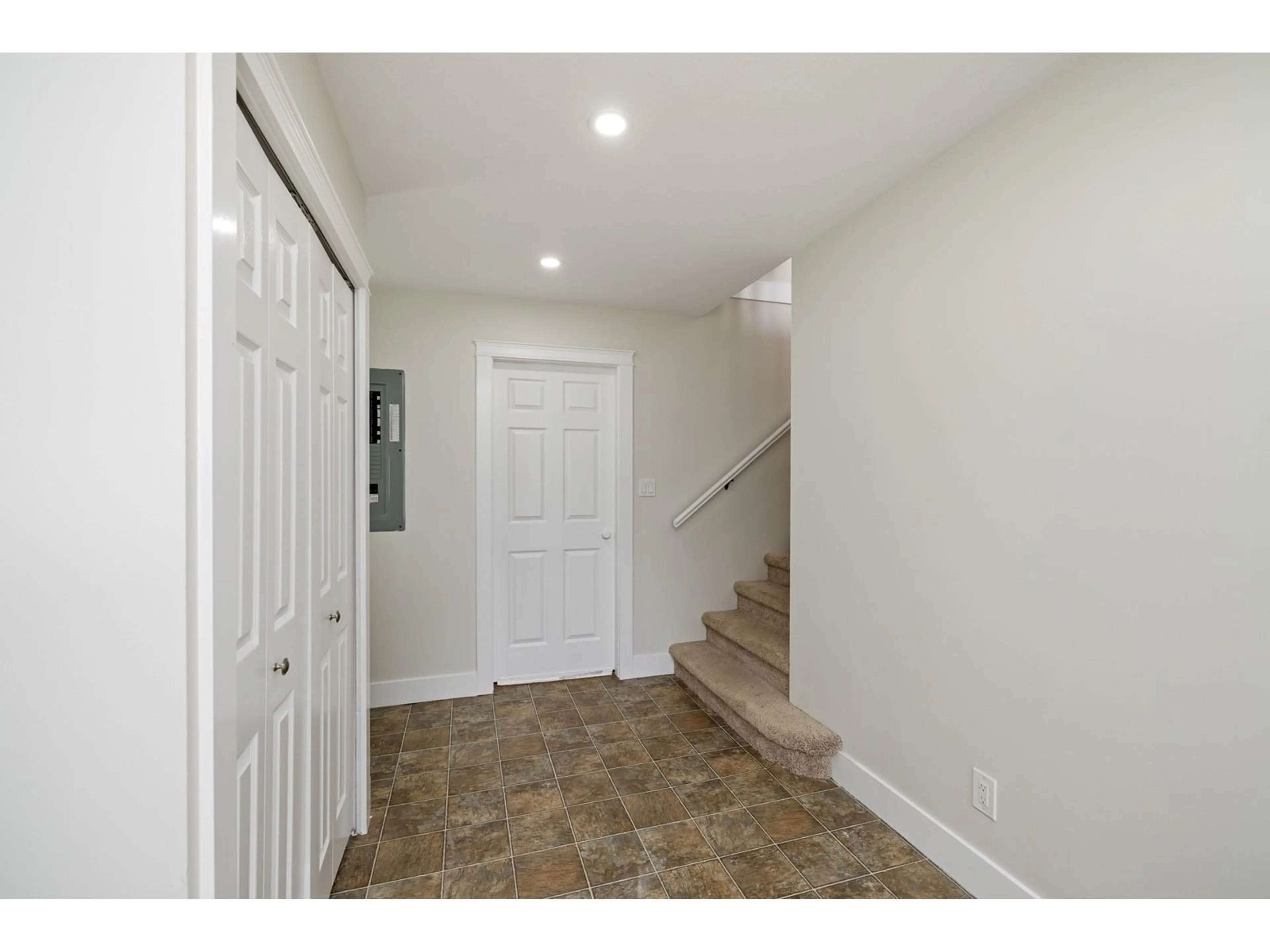Indoor entryway for 8475 CADE BARR, Mission British Columbia V2V7K4