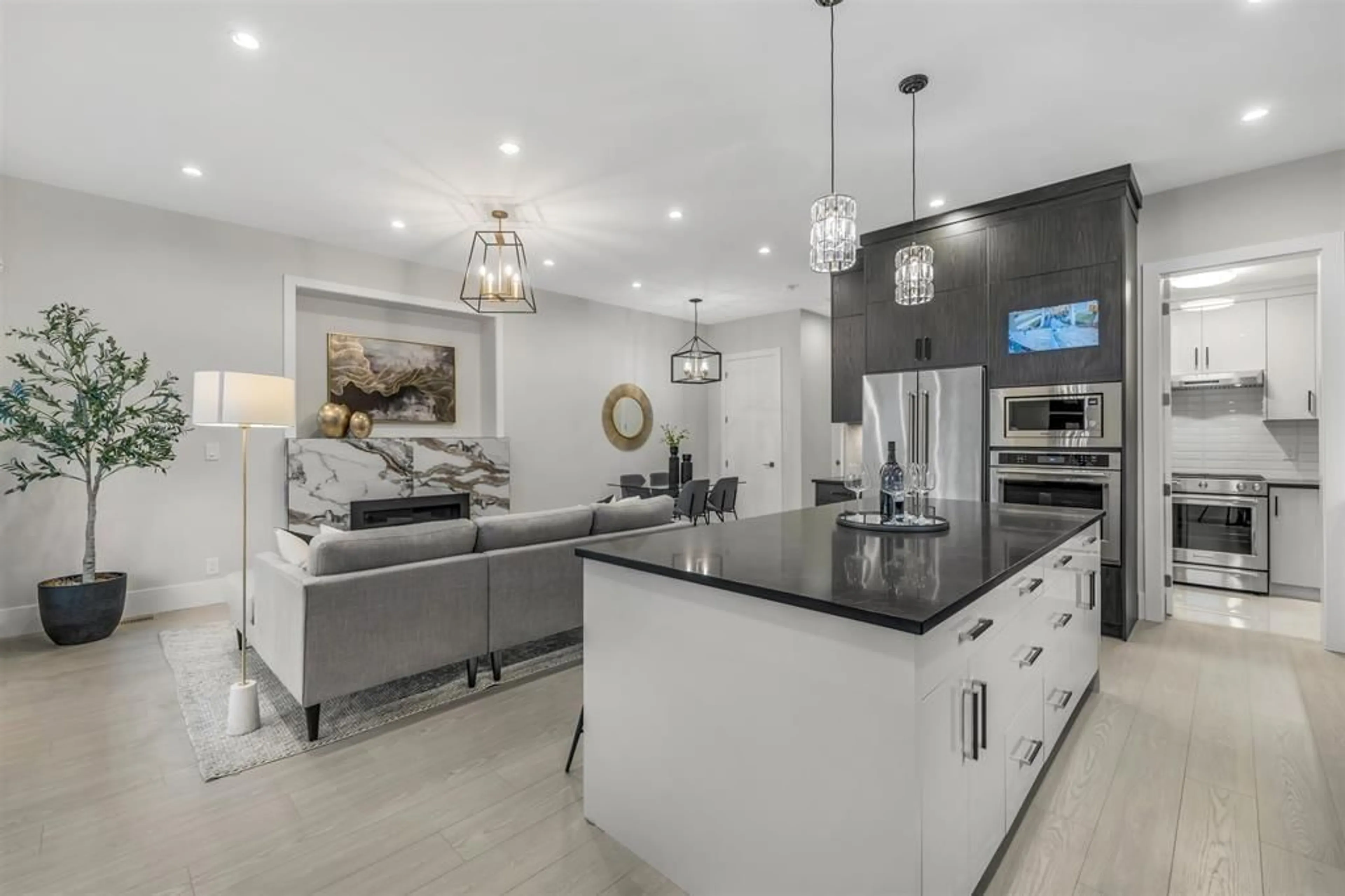 Open concept kitchen, ceramic/tile floor for 17140 1, Surrey British Columbia V3Z9R2