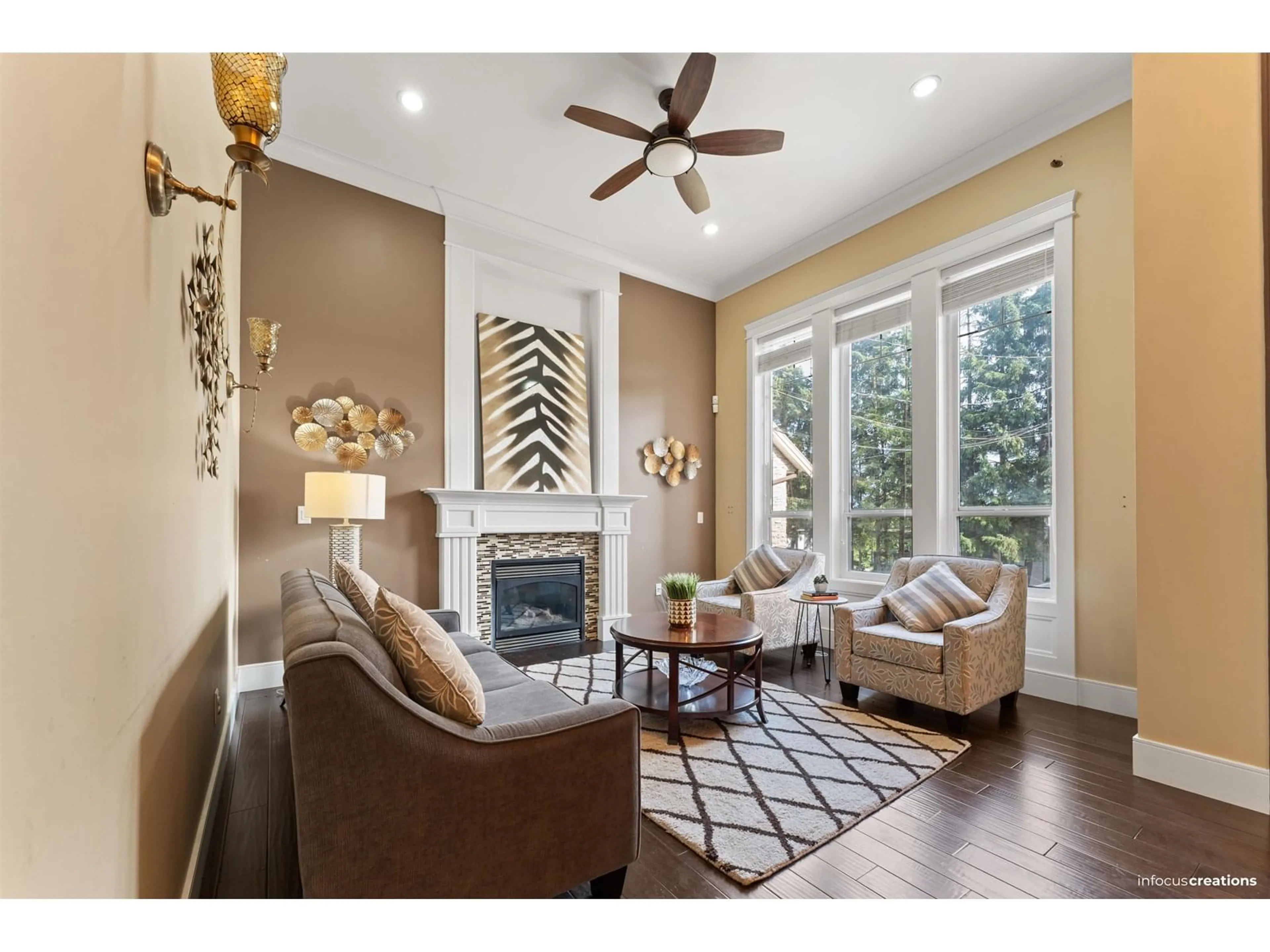 Living room with furniture, wood/laminate floor for 14257 69, Surrey British Columbia V3W2H8