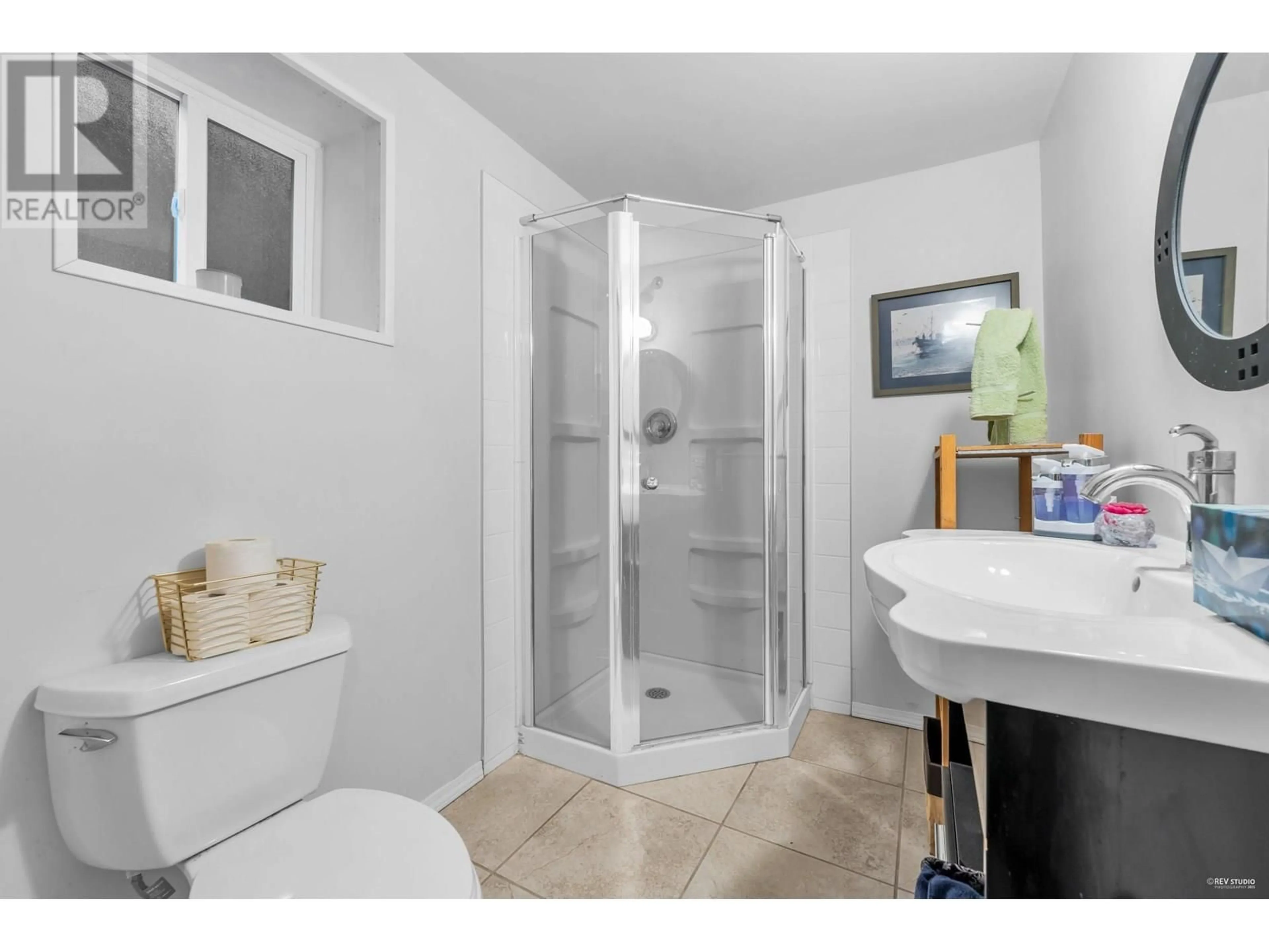 Standard bathroom, ceramic/tile floor for 6987 TYNE STREET, Vancouver British Columbia V5S3M4