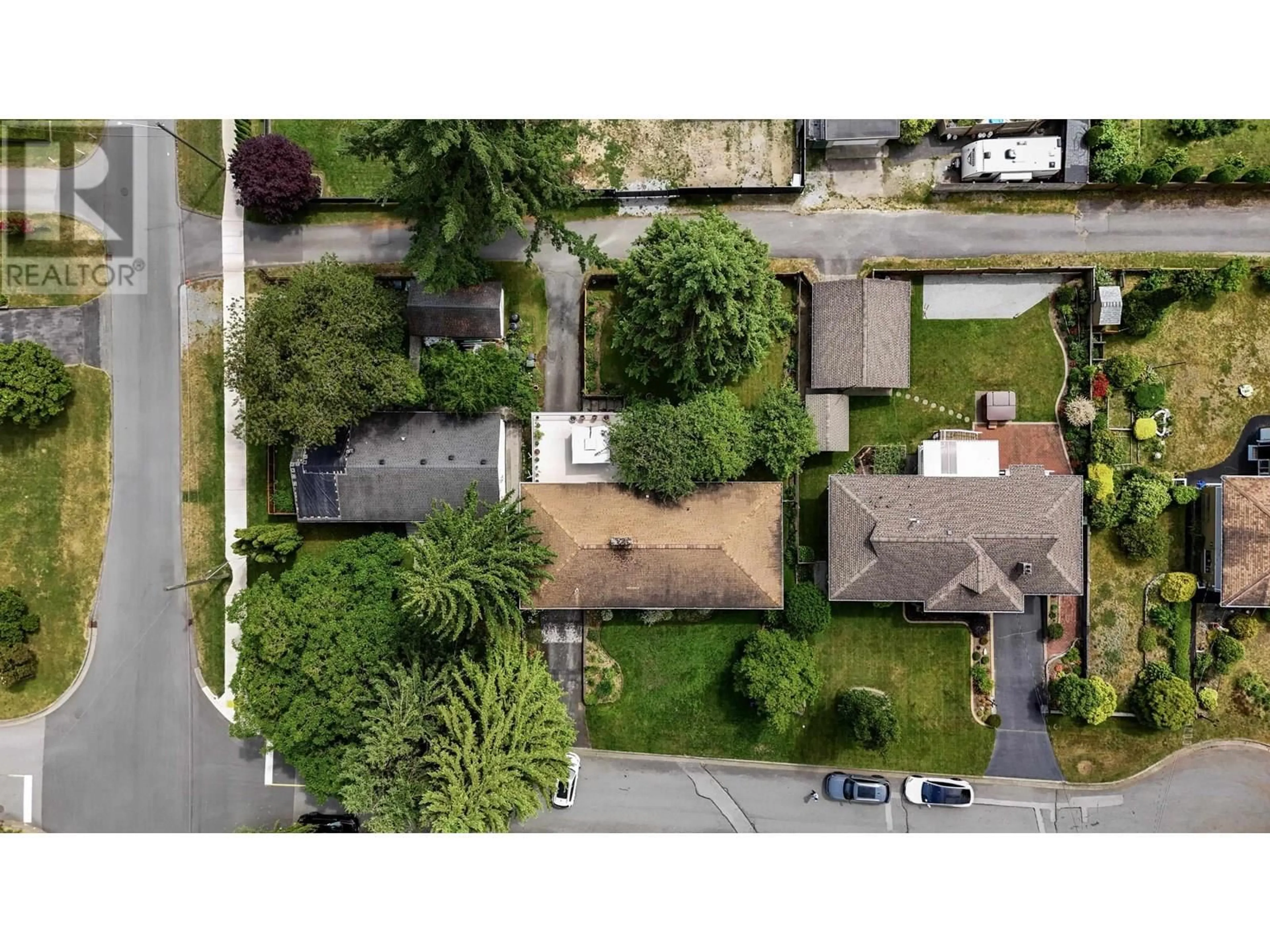A pic from outside/outdoor area/front of a property/back of a property/a pic from drone, street for 760 RUNNYMEDE AVENUE, Coquitlam British Columbia V3J2V1