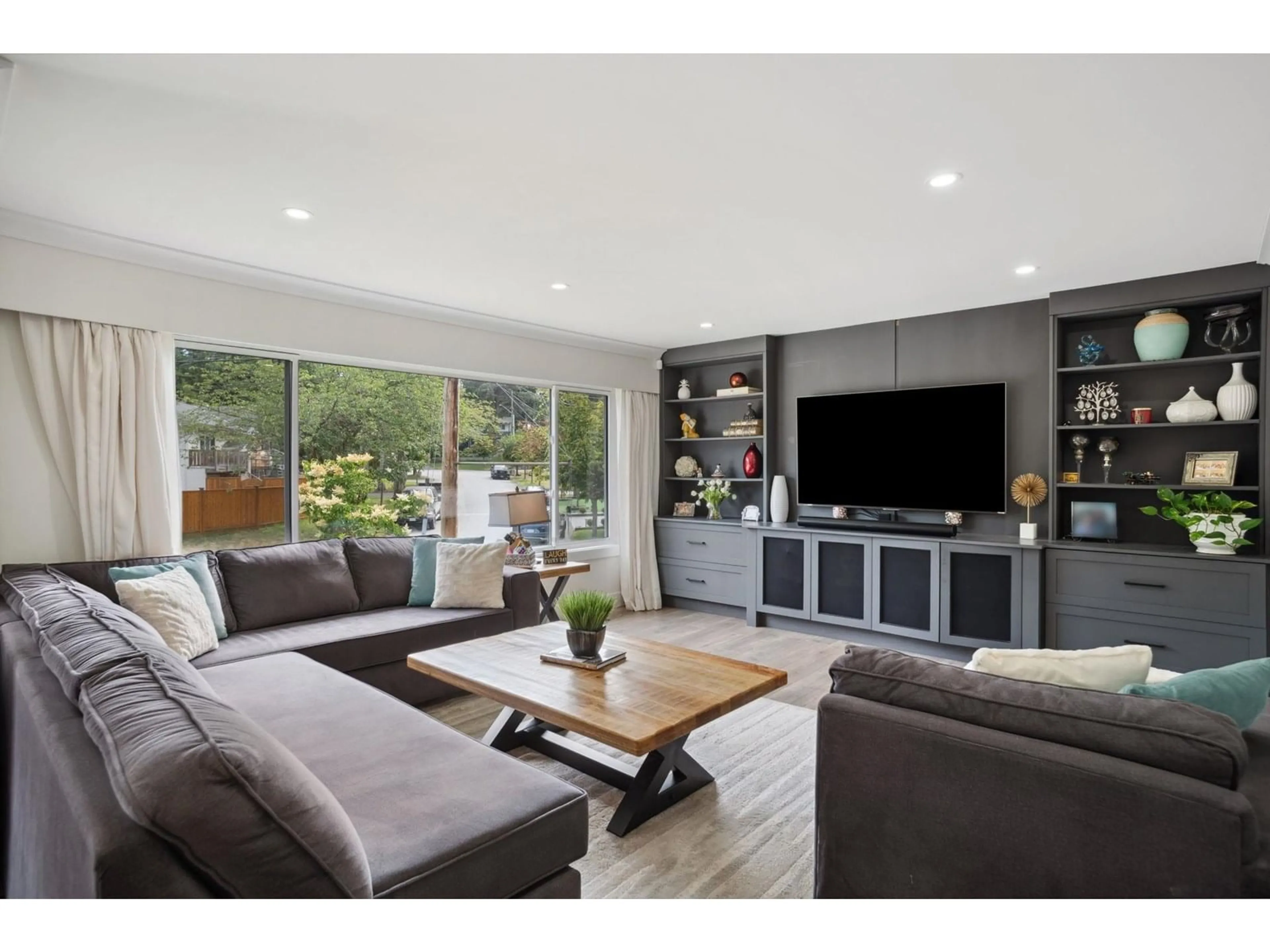 Living room with furniture, wood/laminate floor for 11159 MASON, Delta British Columbia V4E1G1