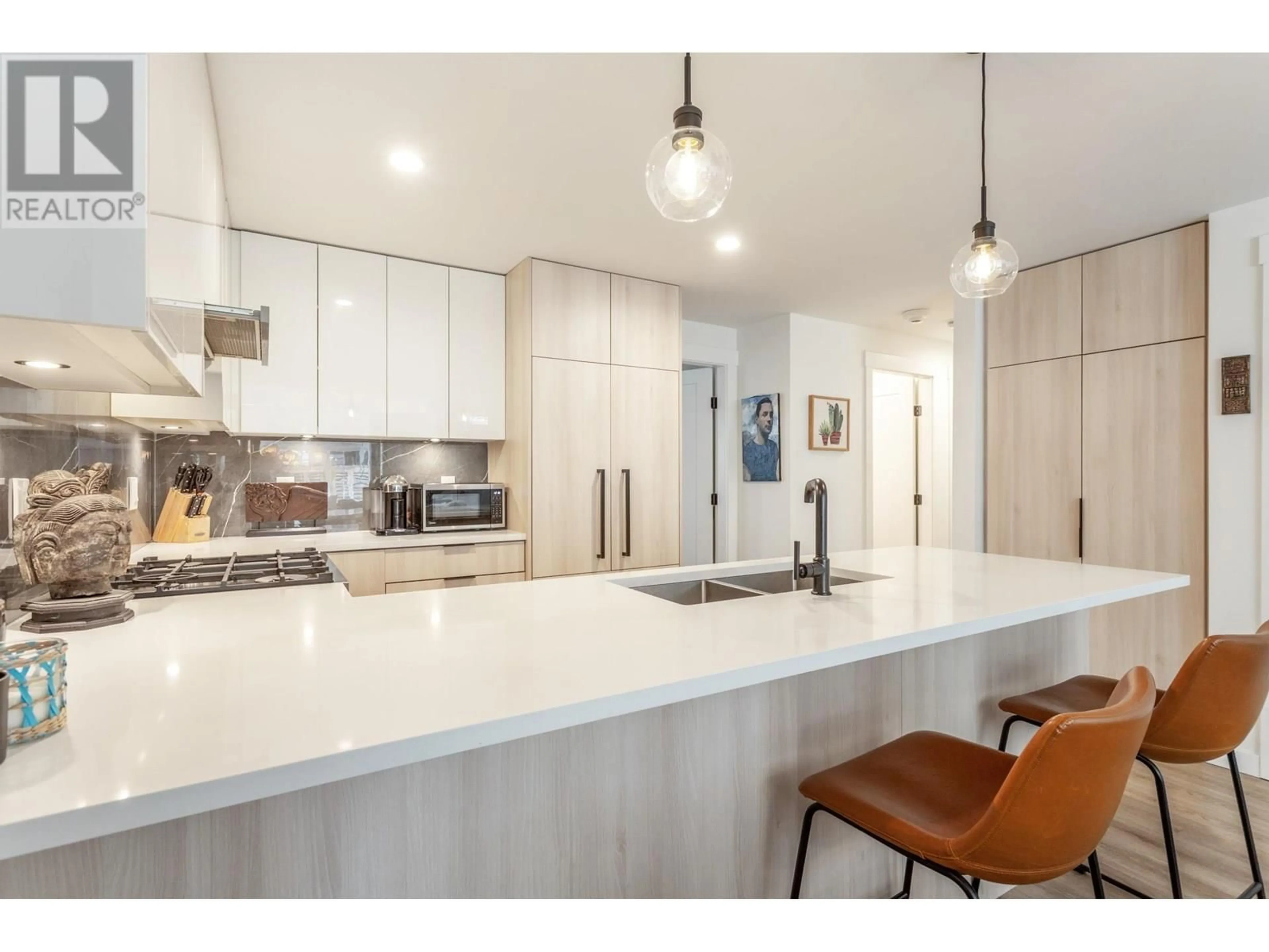 Contemporary kitchen, ceramic/tile floor for 6 - 237 RIDGEWAY AVENUE, North Vancouver British Columbia V7L0H6