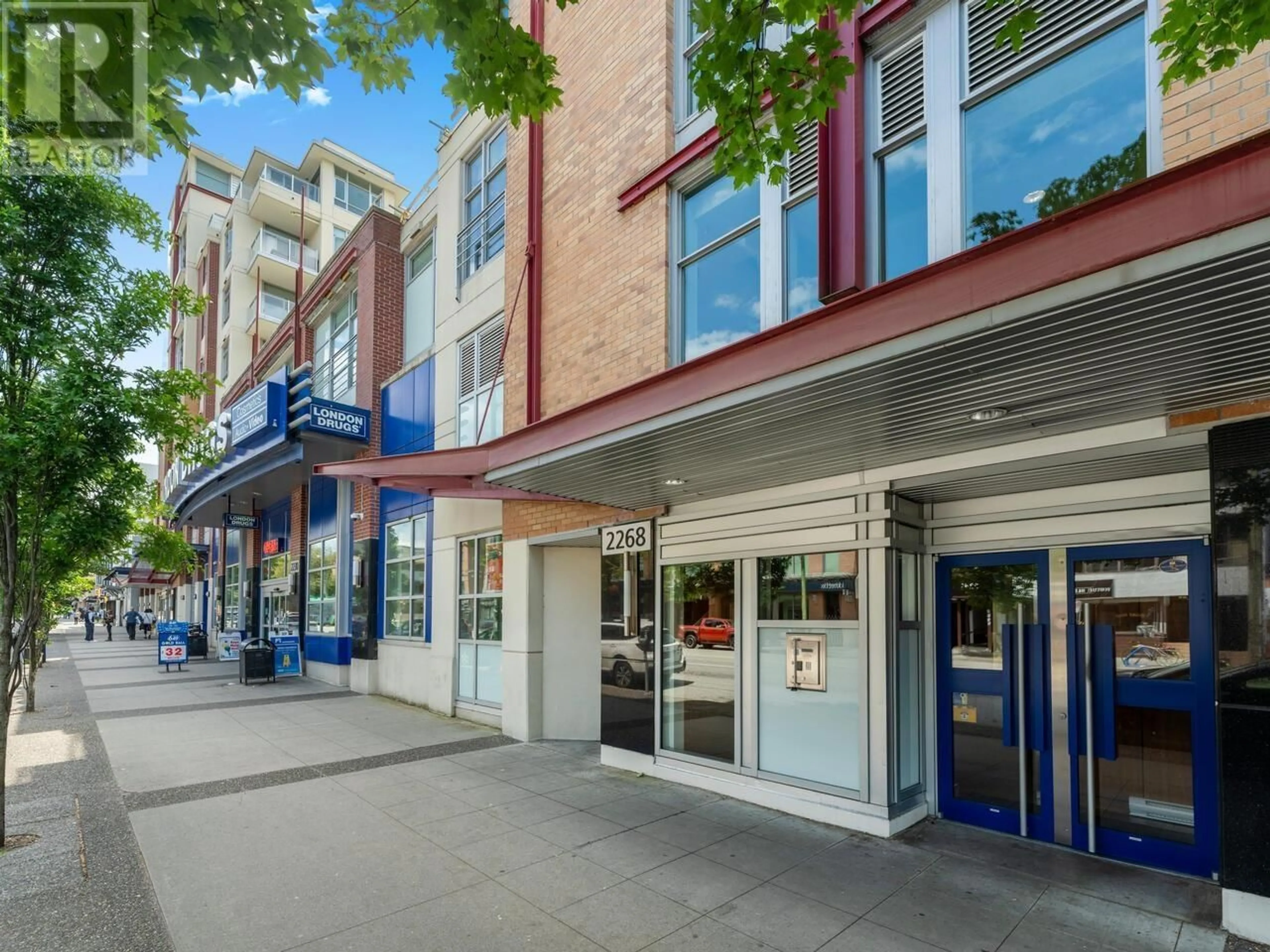 Indoor foyer for 323 - 2268 BROADWAY STREET, Vancouver British Columbia V6K0B2