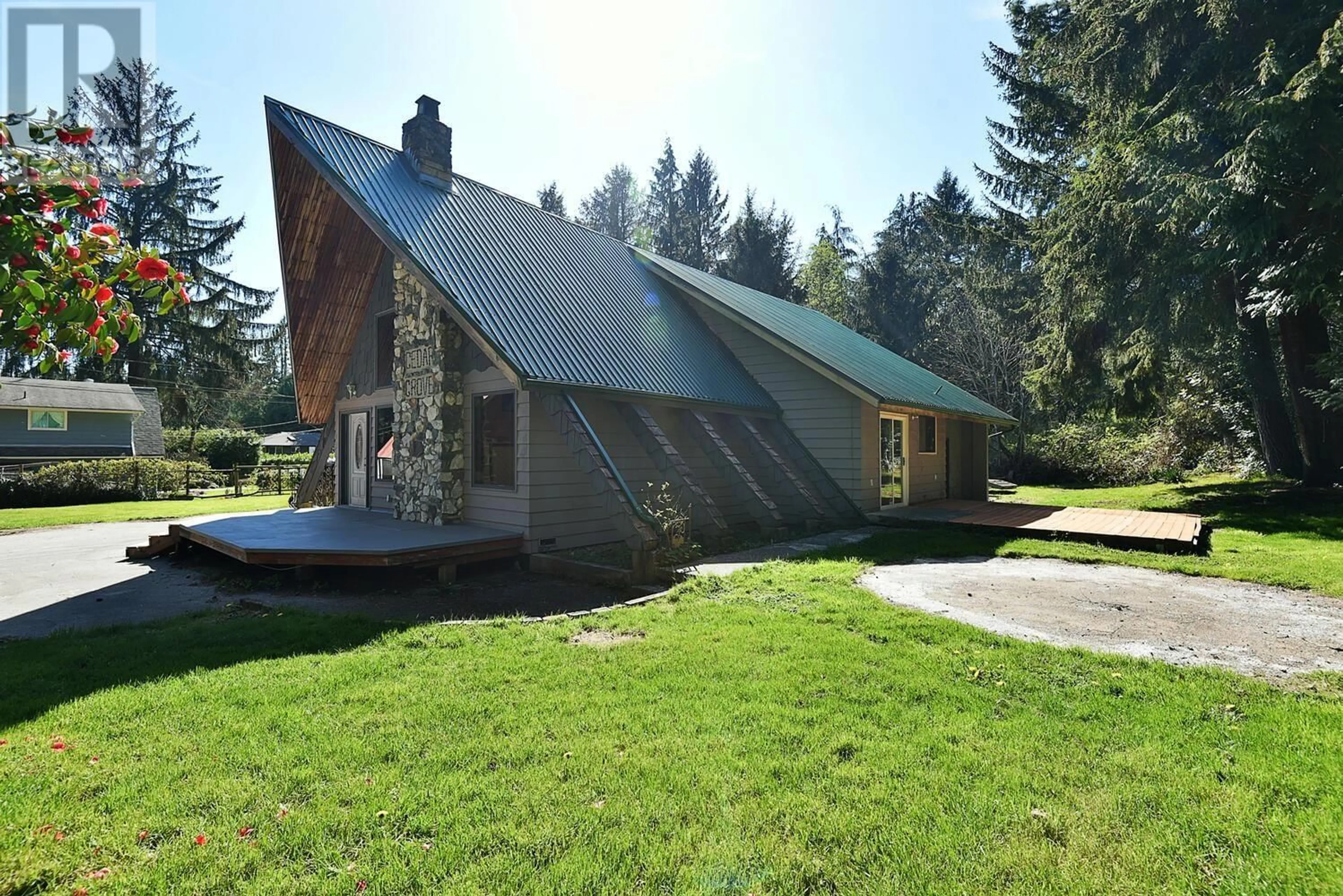 Patio, building for 5651 WAKEFIELD ROAD, Sechelt British Columbia V7Z0N4