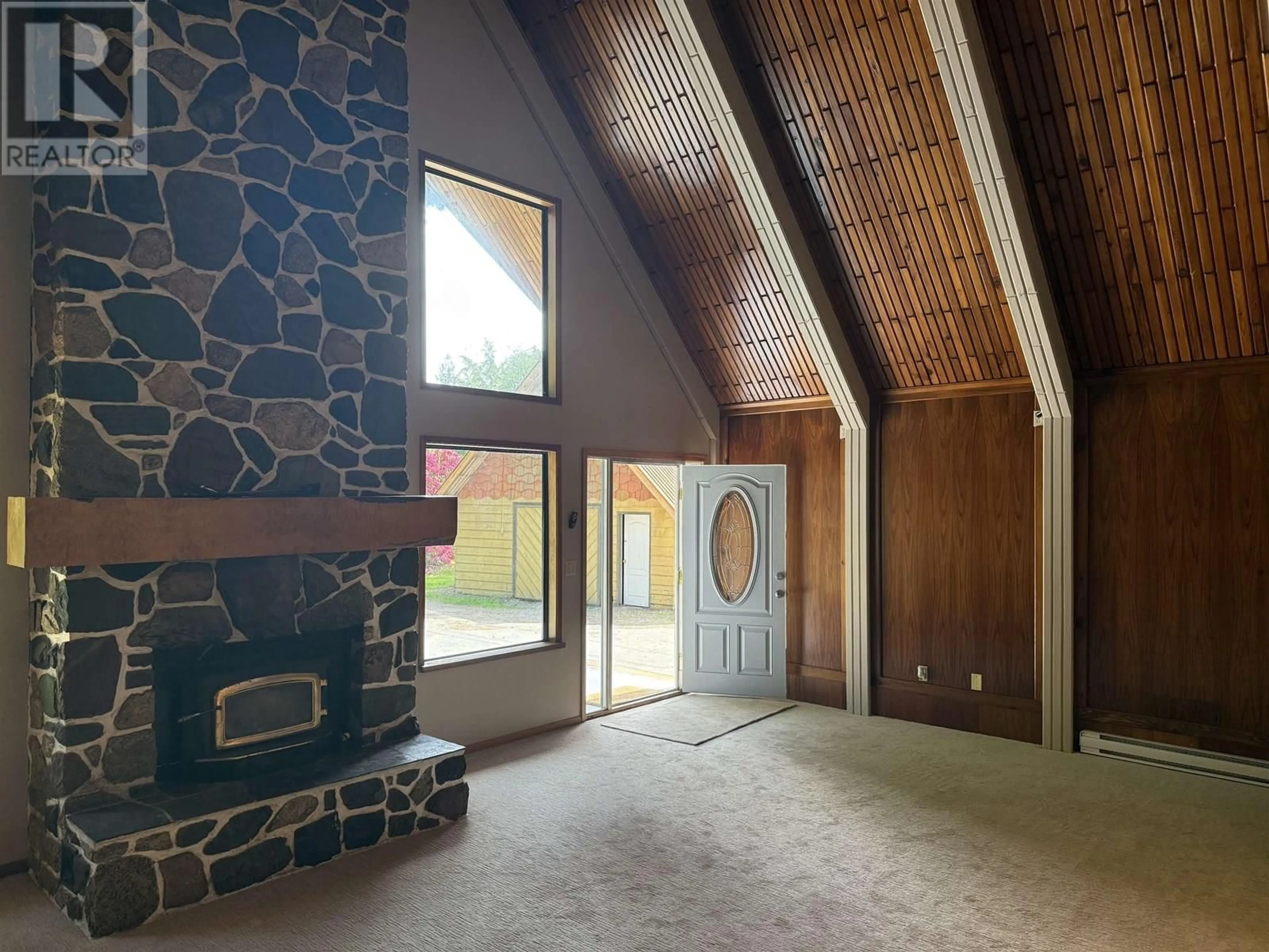 Indoor foyer for 5651 WAKEFIELD ROAD, Sechelt British Columbia V7Z0N4