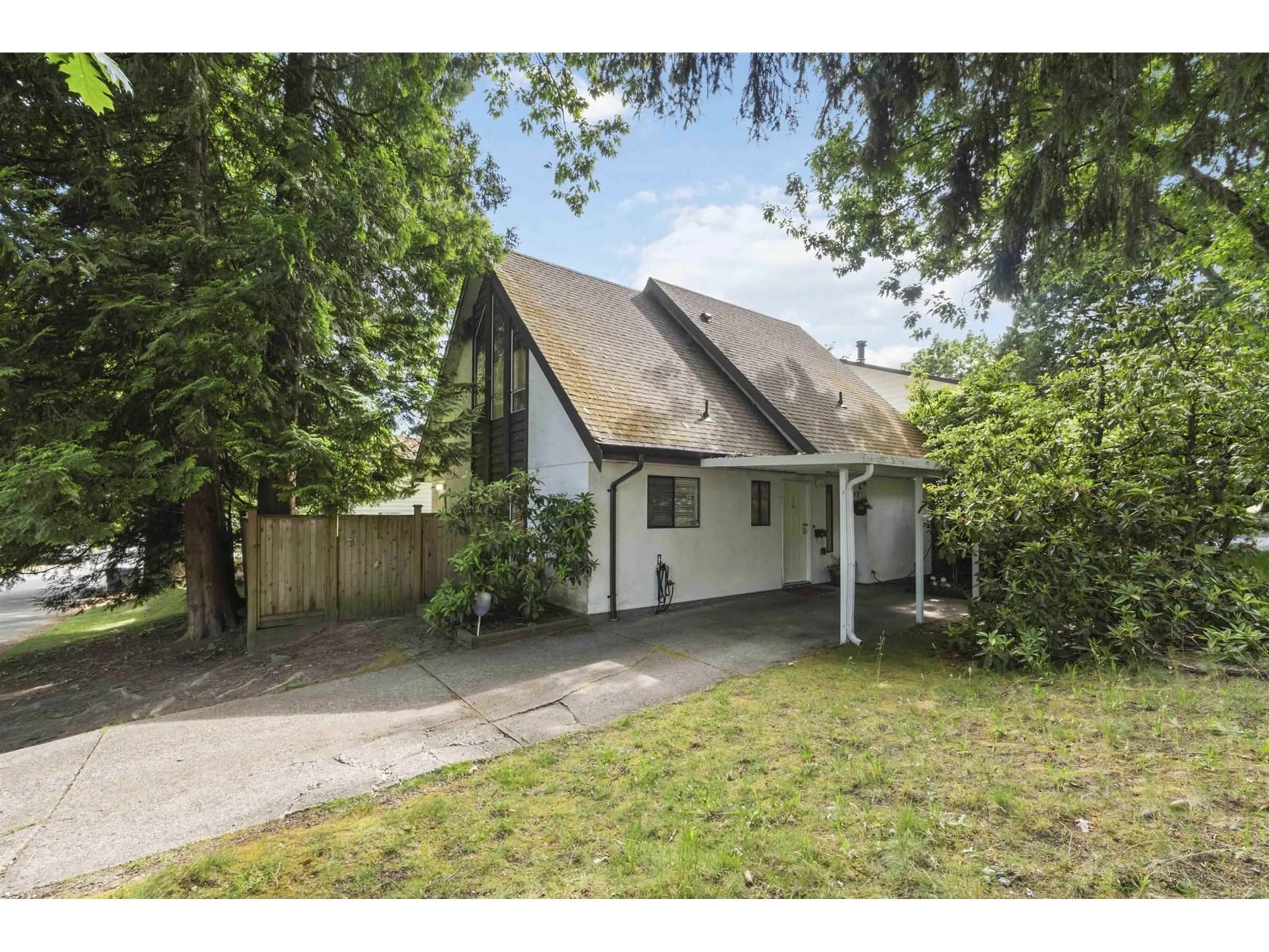 A pic from outside/outdoor area/front of a property/back of a property/a pic from drone, street for 6717 141, Surrey British Columbia V3W6X2