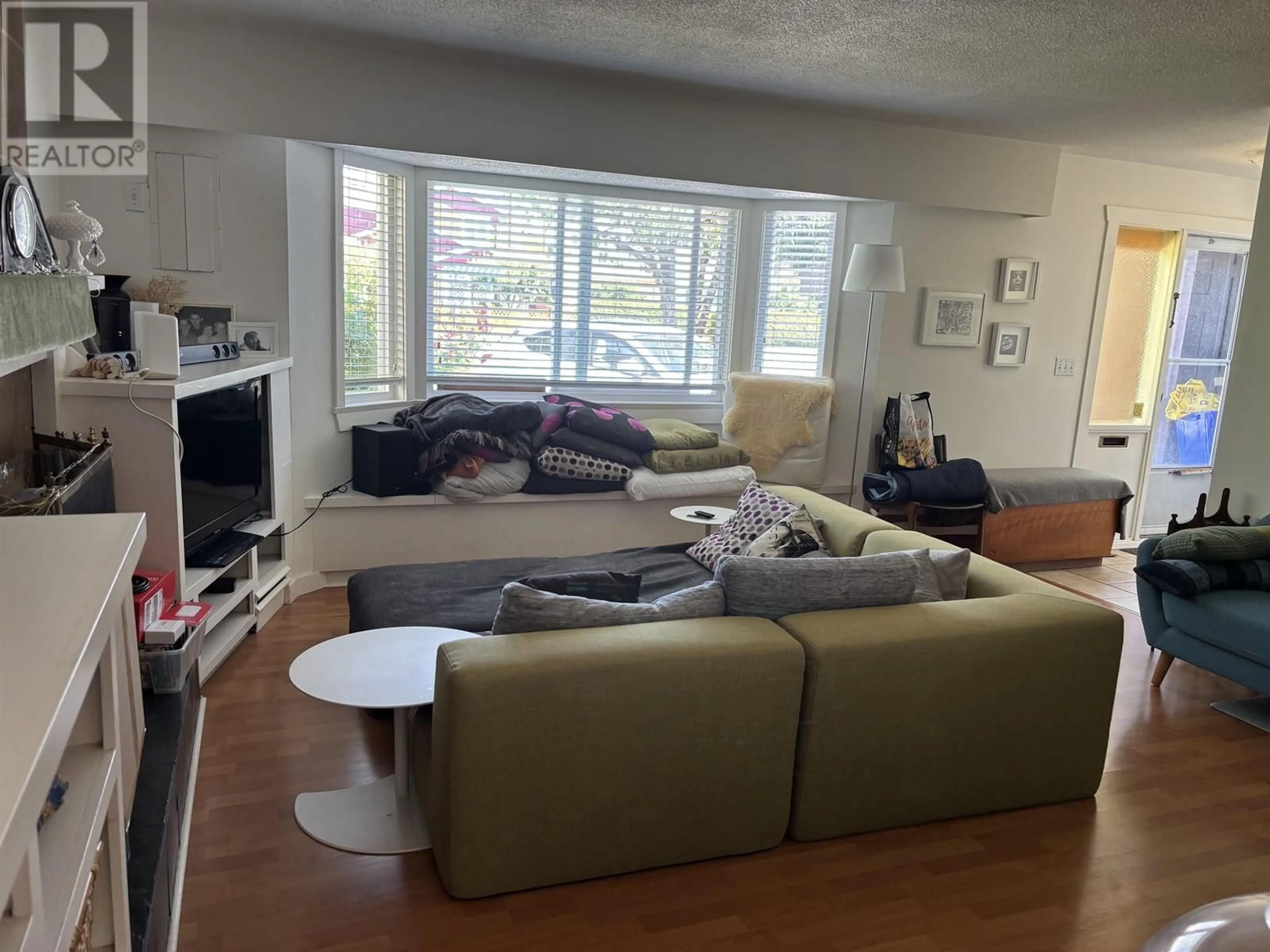 Living room with furniture, floor is not visible for 9680 FRANCIS ROAD, Richmond British Columbia V6Y1B3
