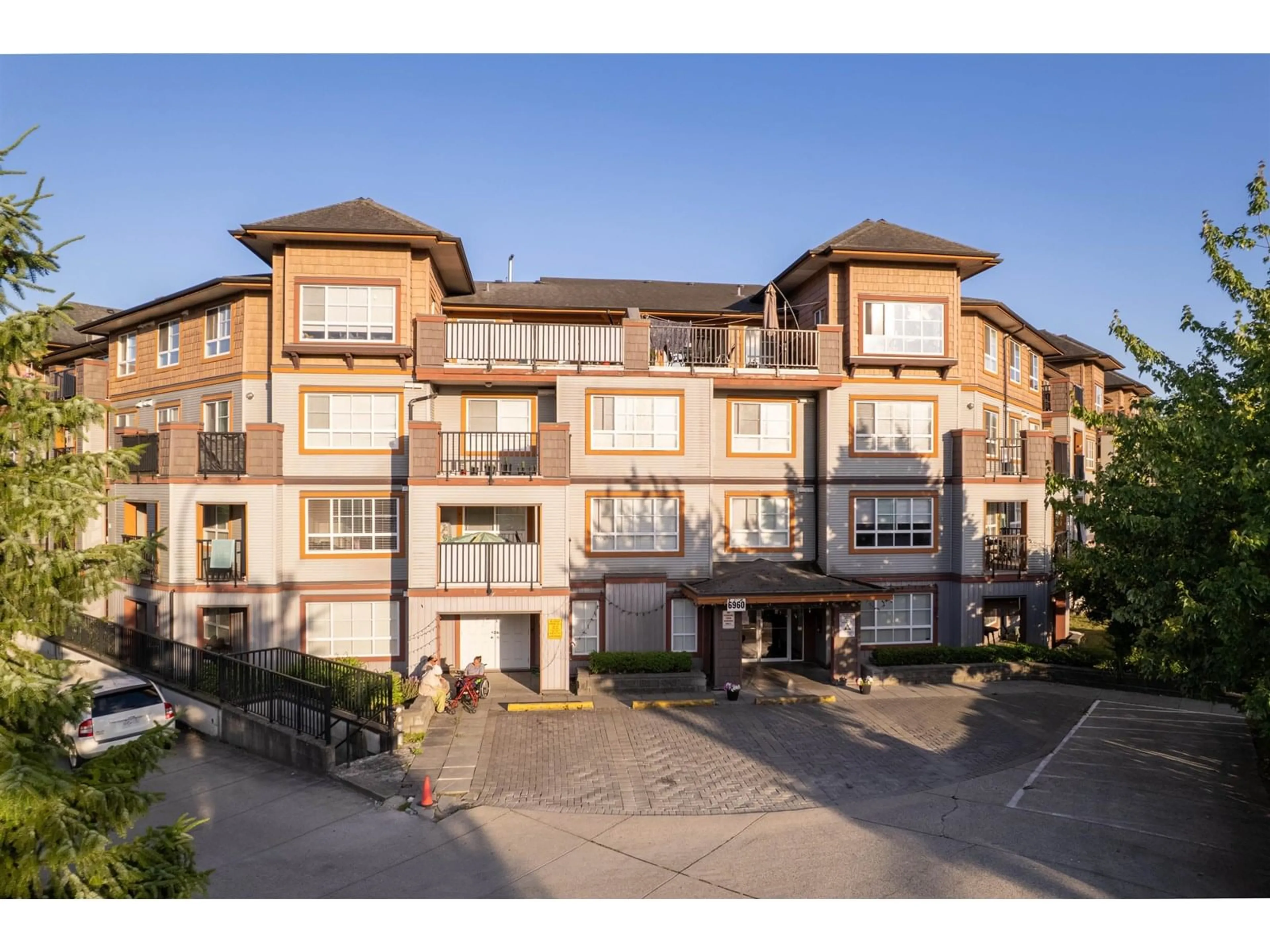 A pic from outside/outdoor area/front of a property/back of a property/a pic from drone, building for 314 - 6960 120, Surrey British Columbia V3W1V4