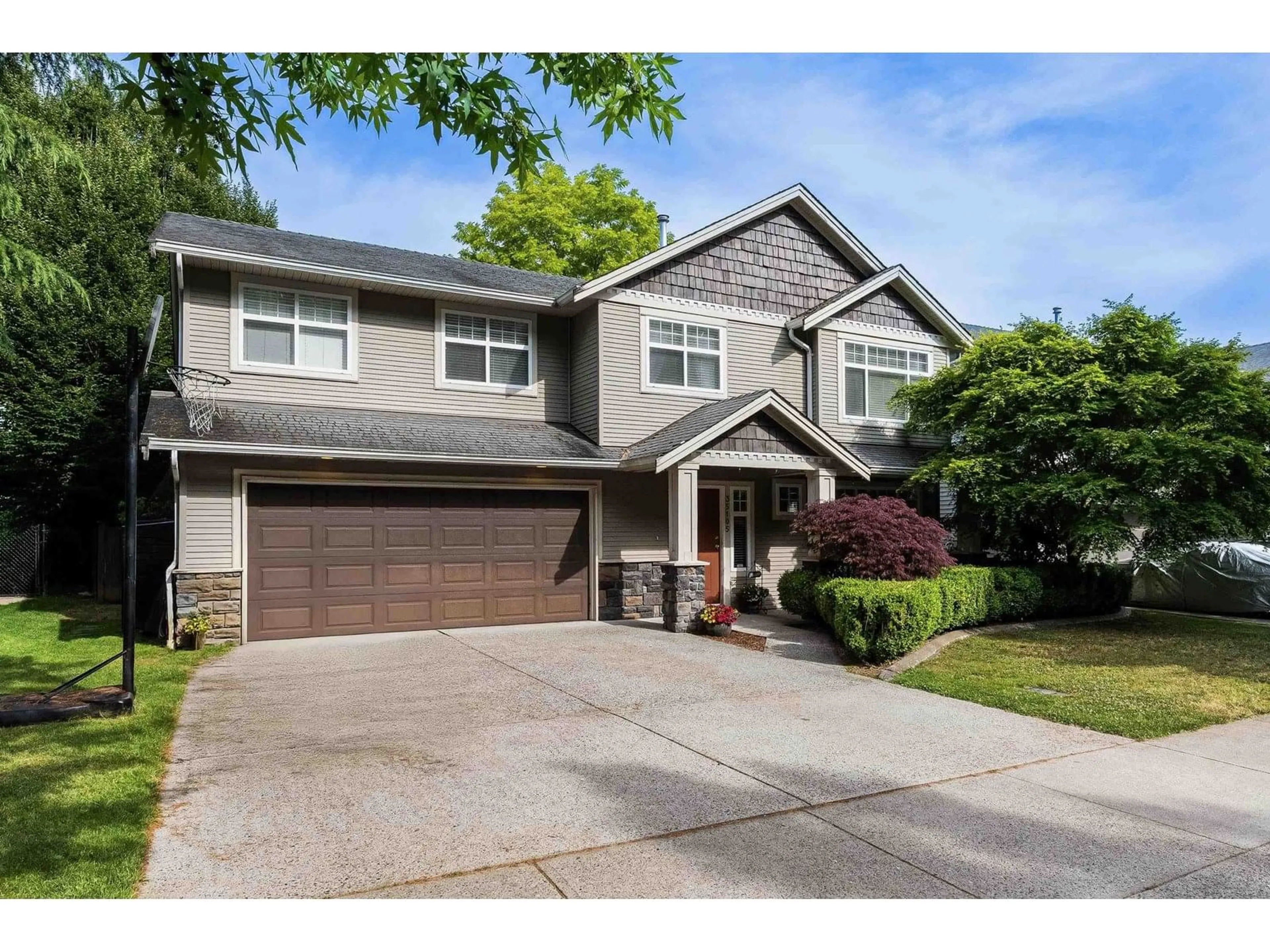 Home with vinyl exterior material, street for 35105 LABURNUM, Abbotsford British Columbia V2S8K3