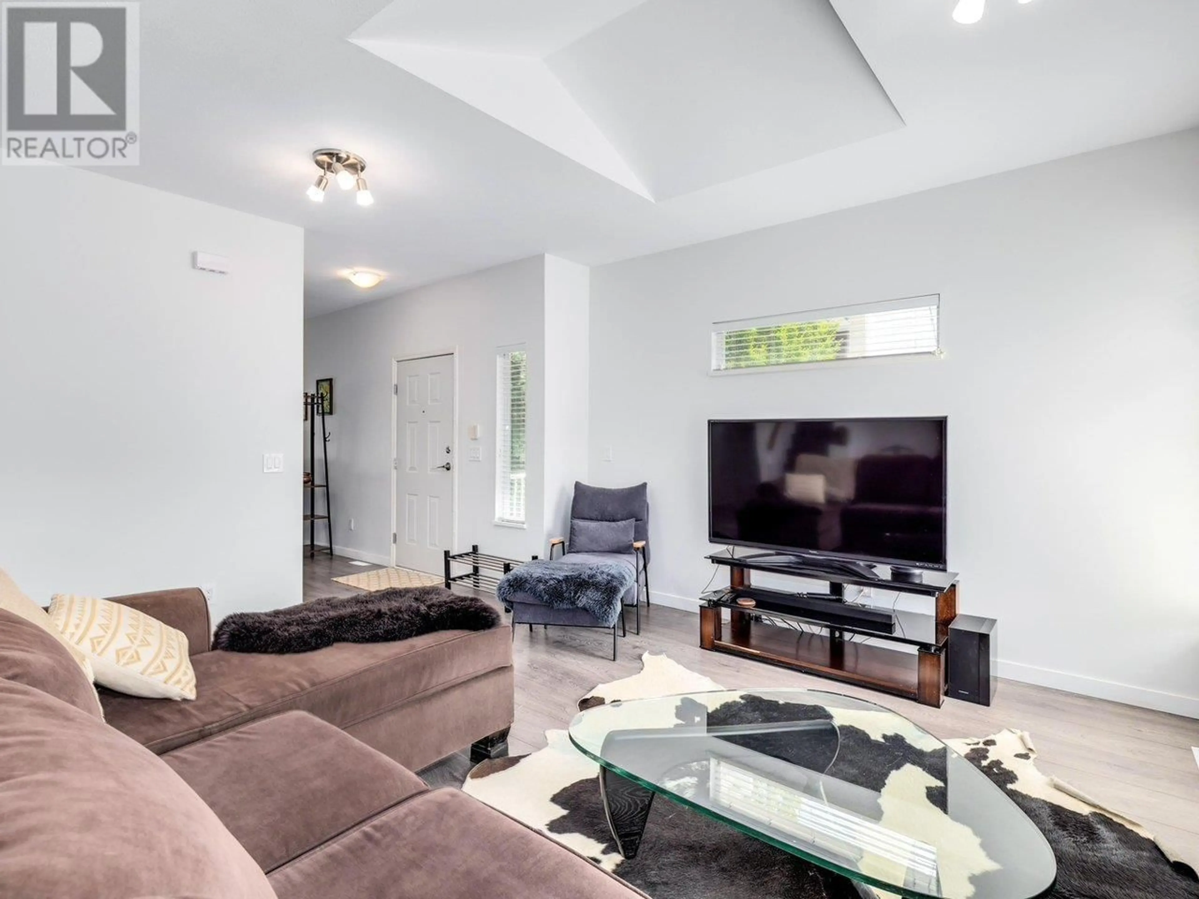 Living room with furniture, unknown for 22 - 7488 MULBERRY PLACE, Burnaby British Columbia V3N5B4