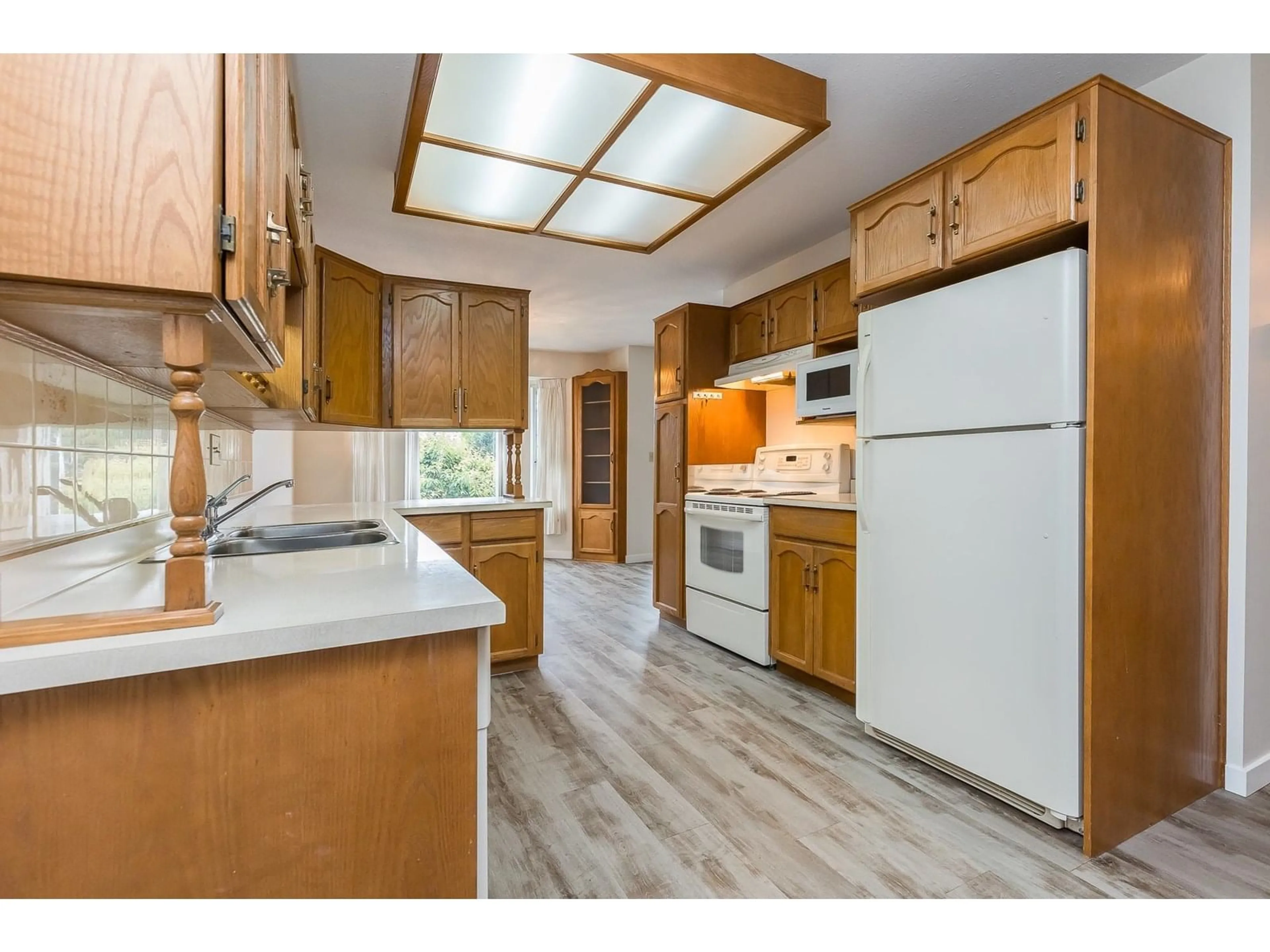 Standard kitchen, wood/laminate floor for 4 - 2901 TRAFALGAR, Abbotsford British Columbia V2S7Y1