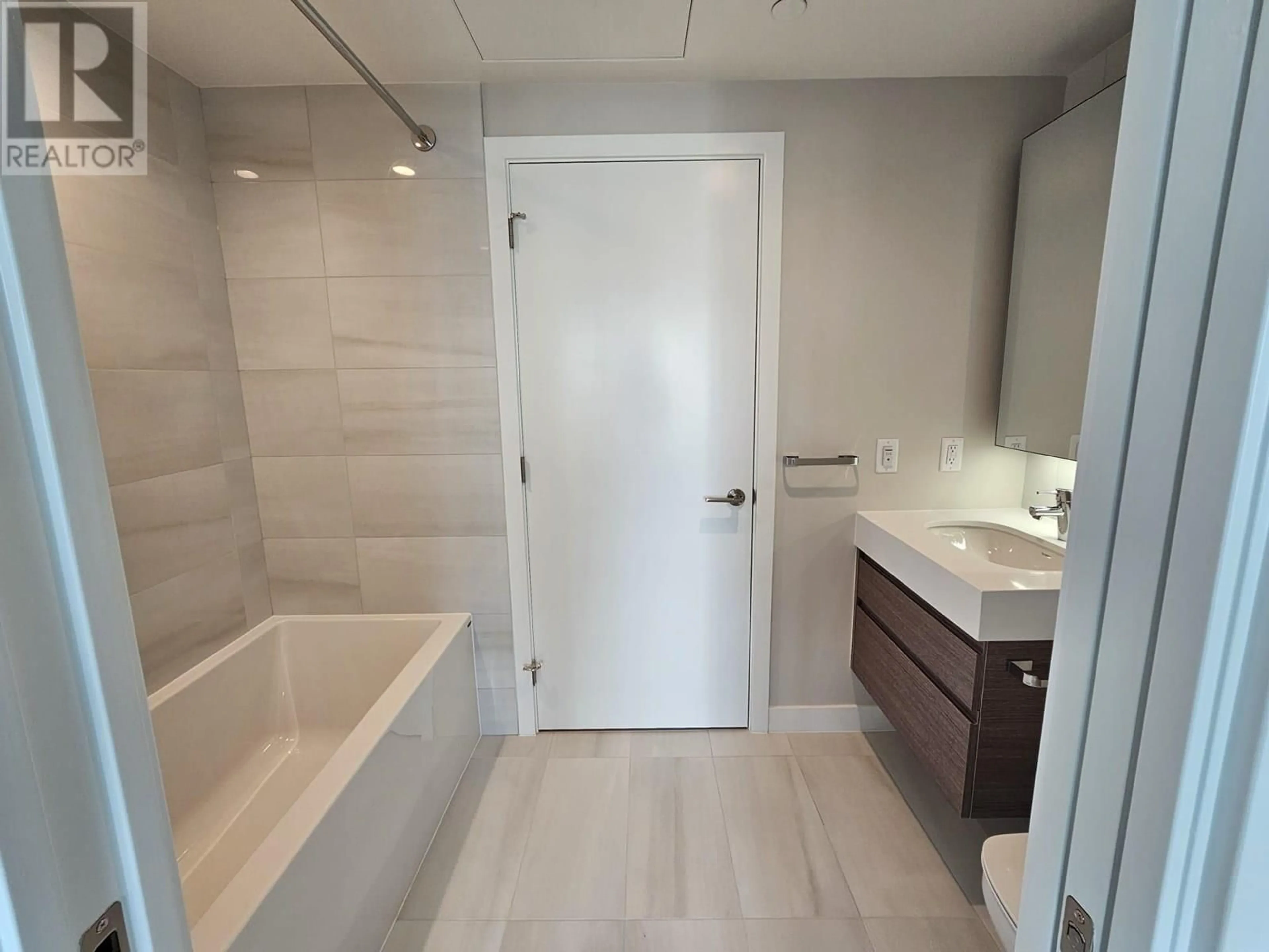 Contemporary bathroom, ceramic/tile floor for 2610 - 6537 TELFORD AVENUE, Burnaby British Columbia V5H0K9