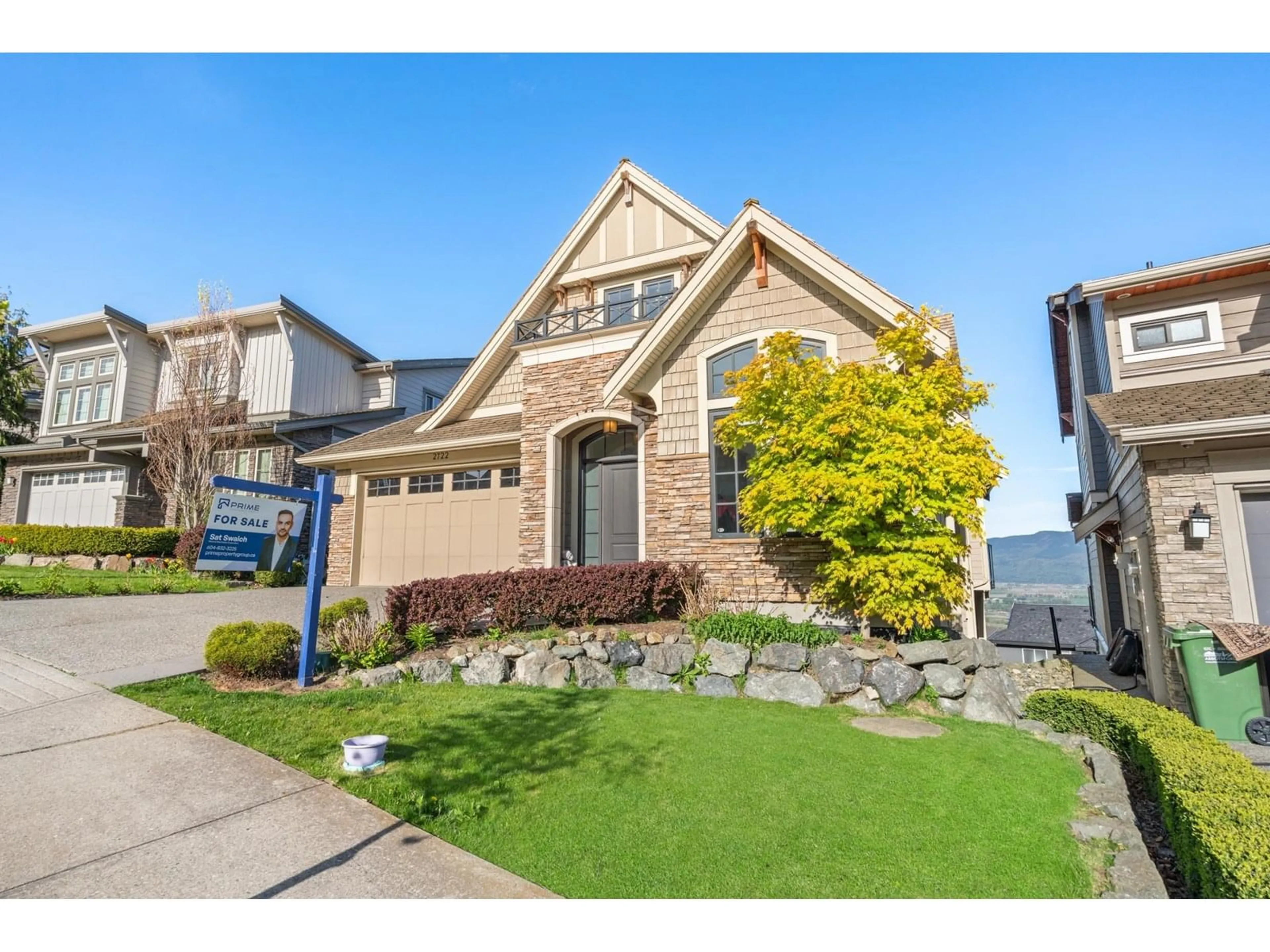 Home with vinyl exterior material, street for 2722 EAGLE MOUNTAIN, Abbotsford British Columbia V3G0C4